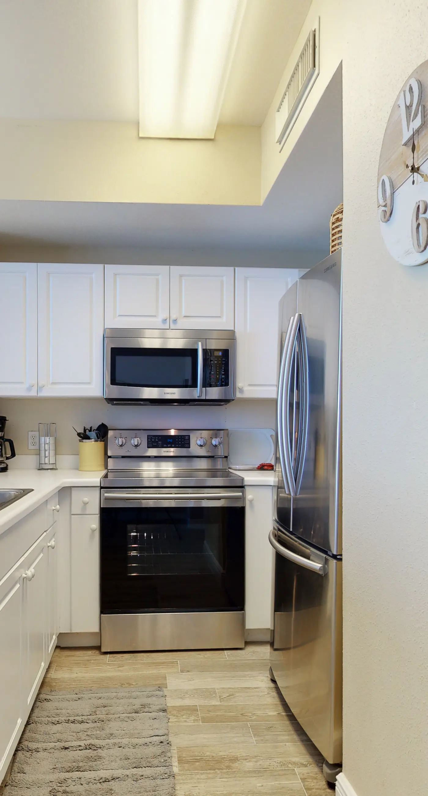 Oceanfront condo with scenic balcony & washer/dryer - pool/hot tub/tennis access