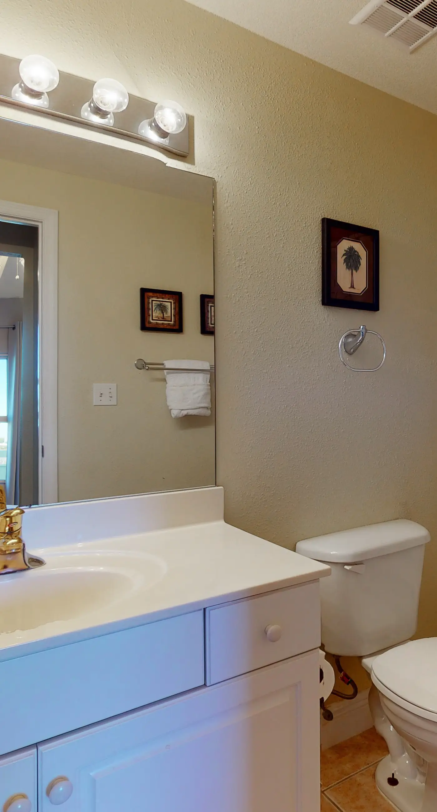 Oceanfront condo with scenic balcony & washer/dryer - pool/hot tub/tennis access