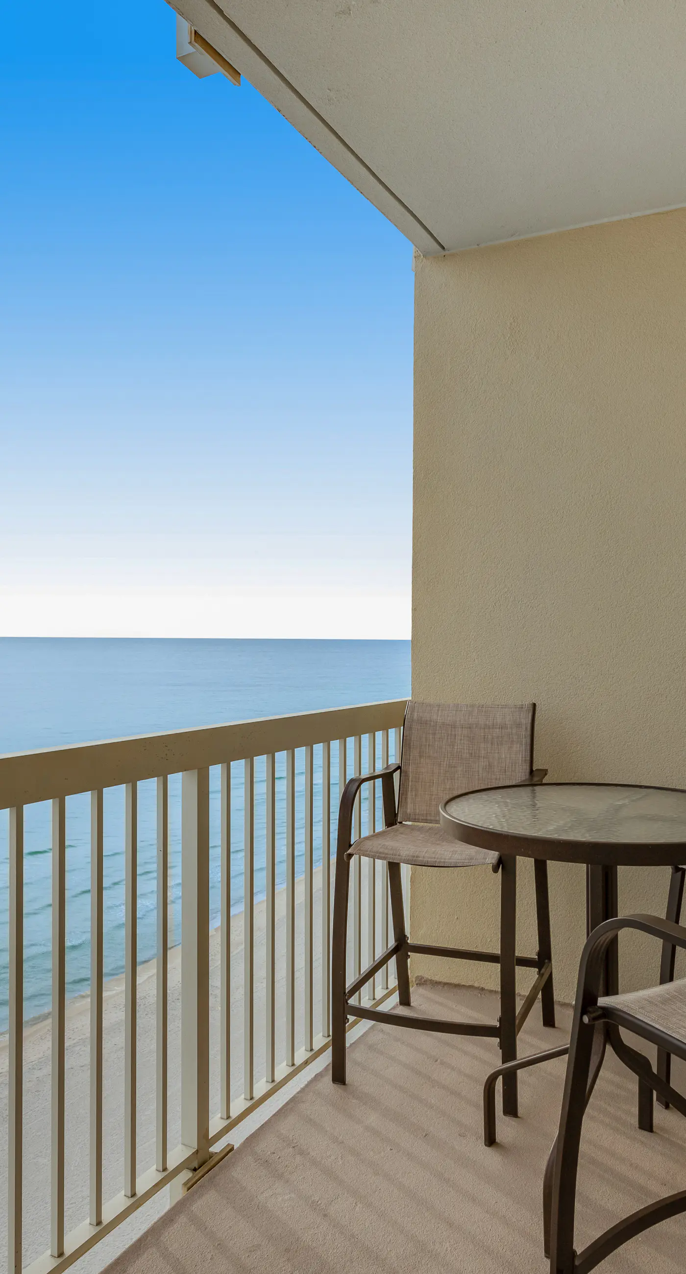 Beachfront condo with Gulf views, pools, hot tub & free beach chair service
