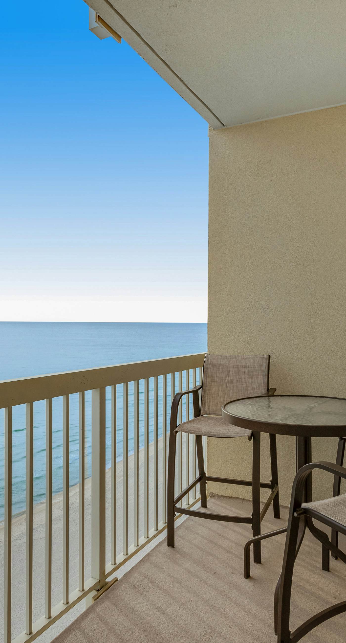 Beachfront condo with Gulf views, pools, hot tub & free beach chair service