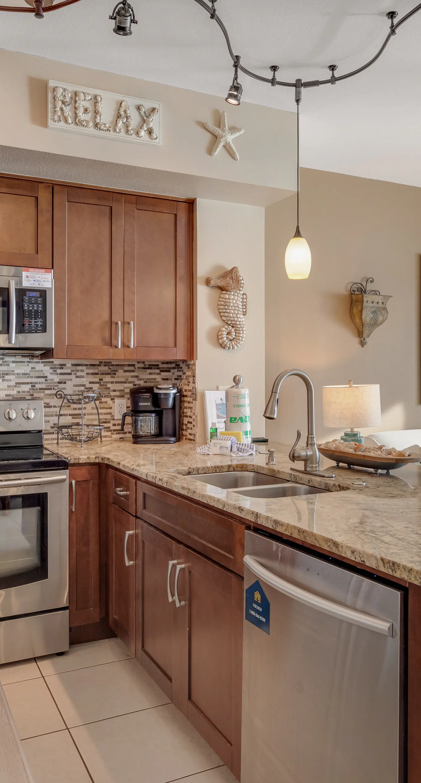 Beachfront condo with Gulf views, pools, hot tub & free beach chair service