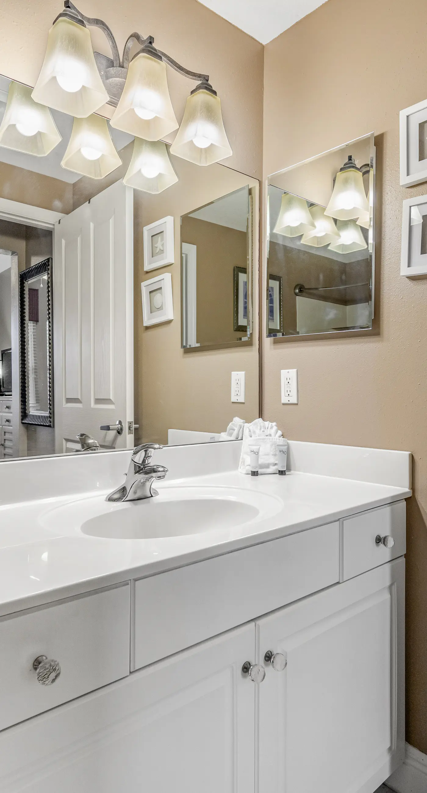 Beachfront condo with Gulf views, pools, hot tub & free beach chair service