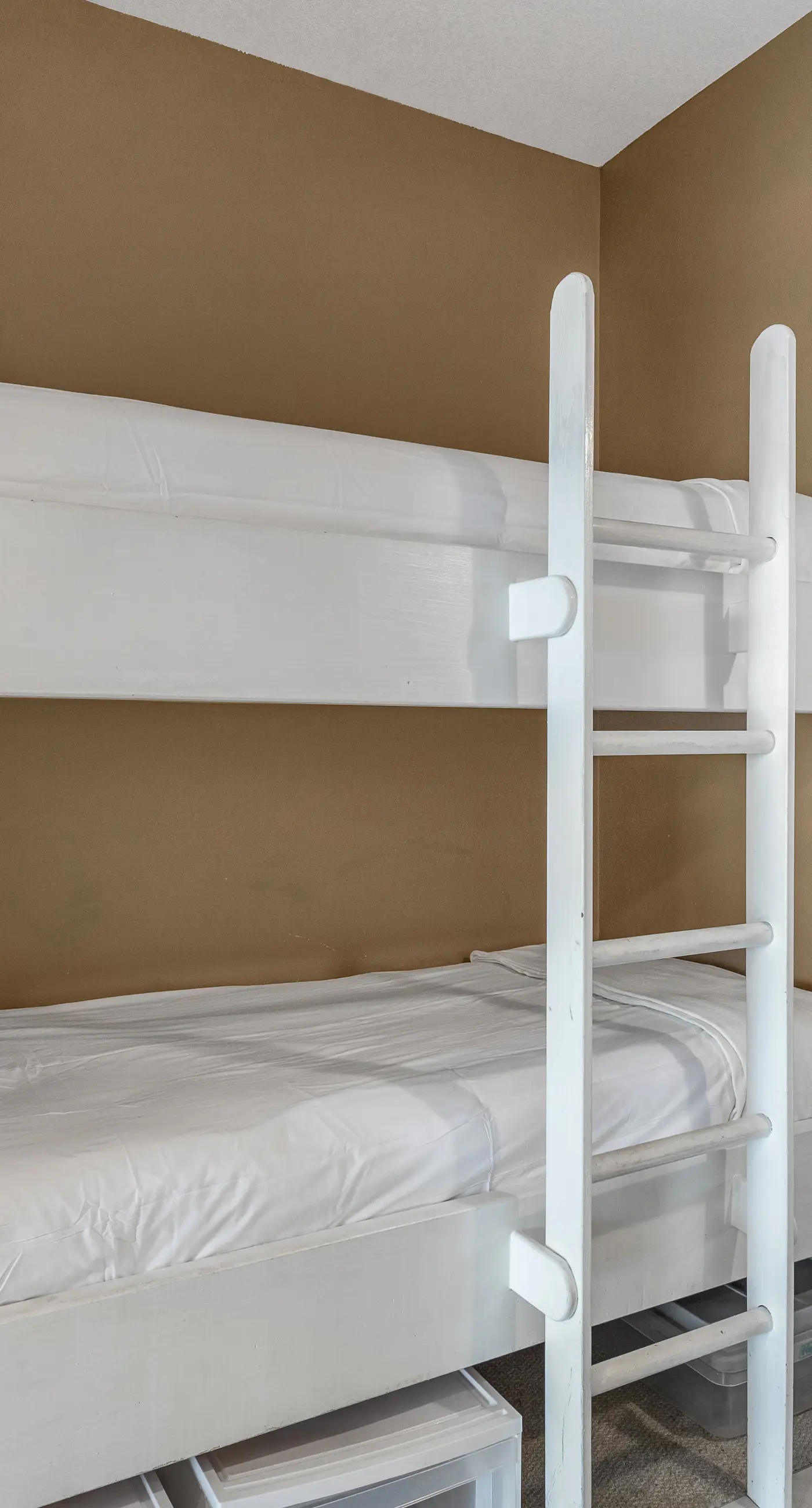 Beachfront condo with Gulf views, pools, hot tub & free beach chair service