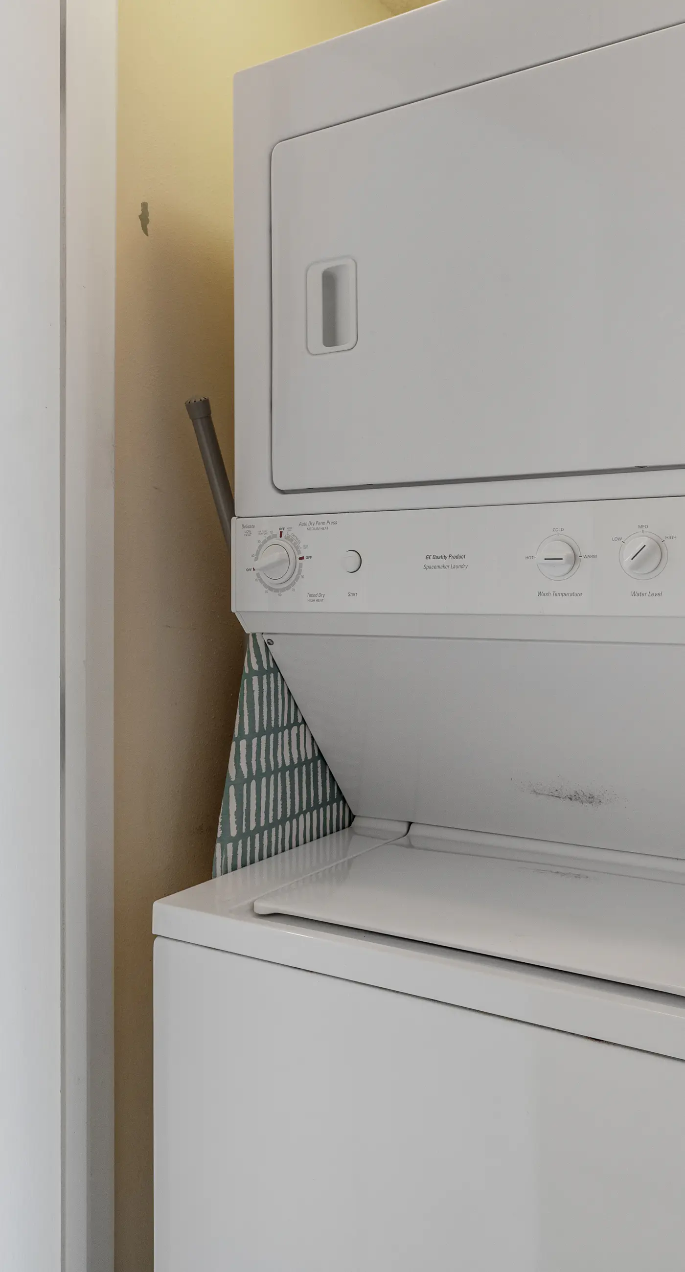 Beachfront condo with Gulf views, pools, hot tub & free beach chair service