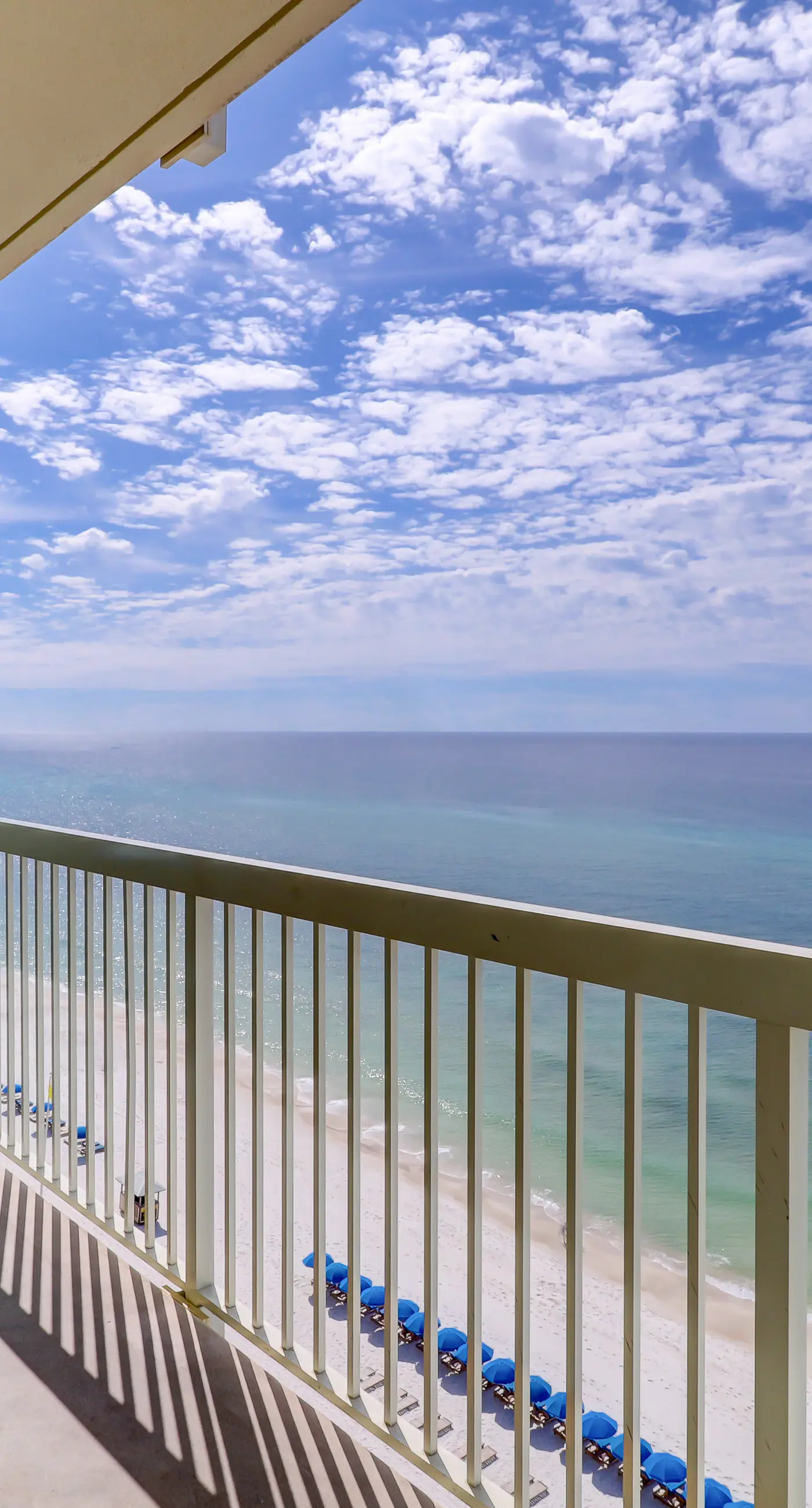 Oceanfront condo w/ shared pools, hot tub, tennis courts - walk to the beach