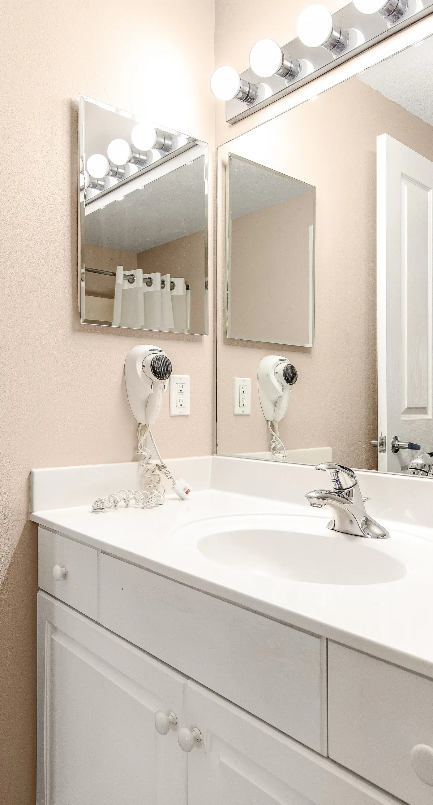 Charming oceanfront condo w/ Gulf view, shared pools & hot tub, & beach access