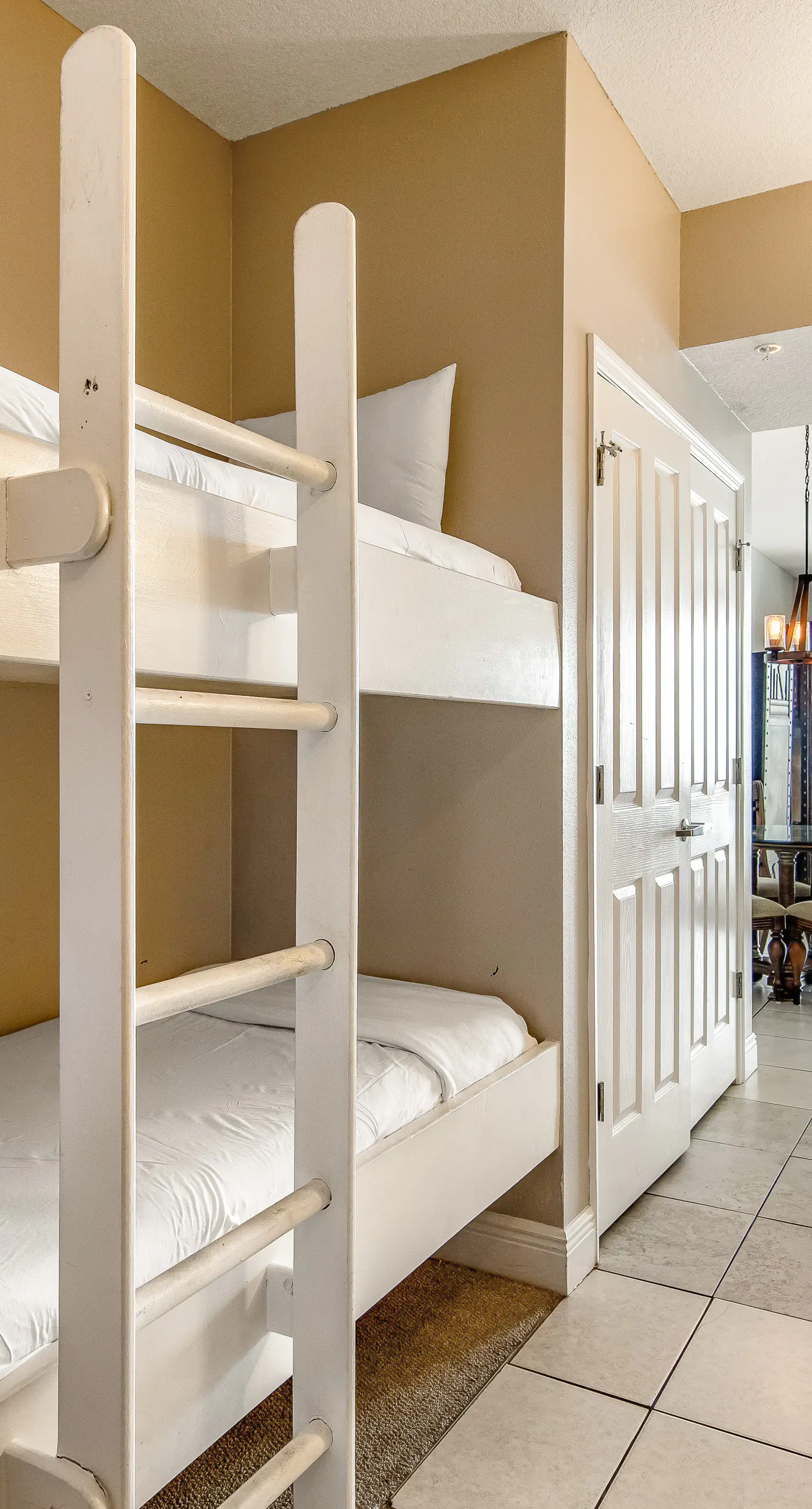 Charming oceanfront condo w/ Gulf view, shared pools & hot tub, & beach access