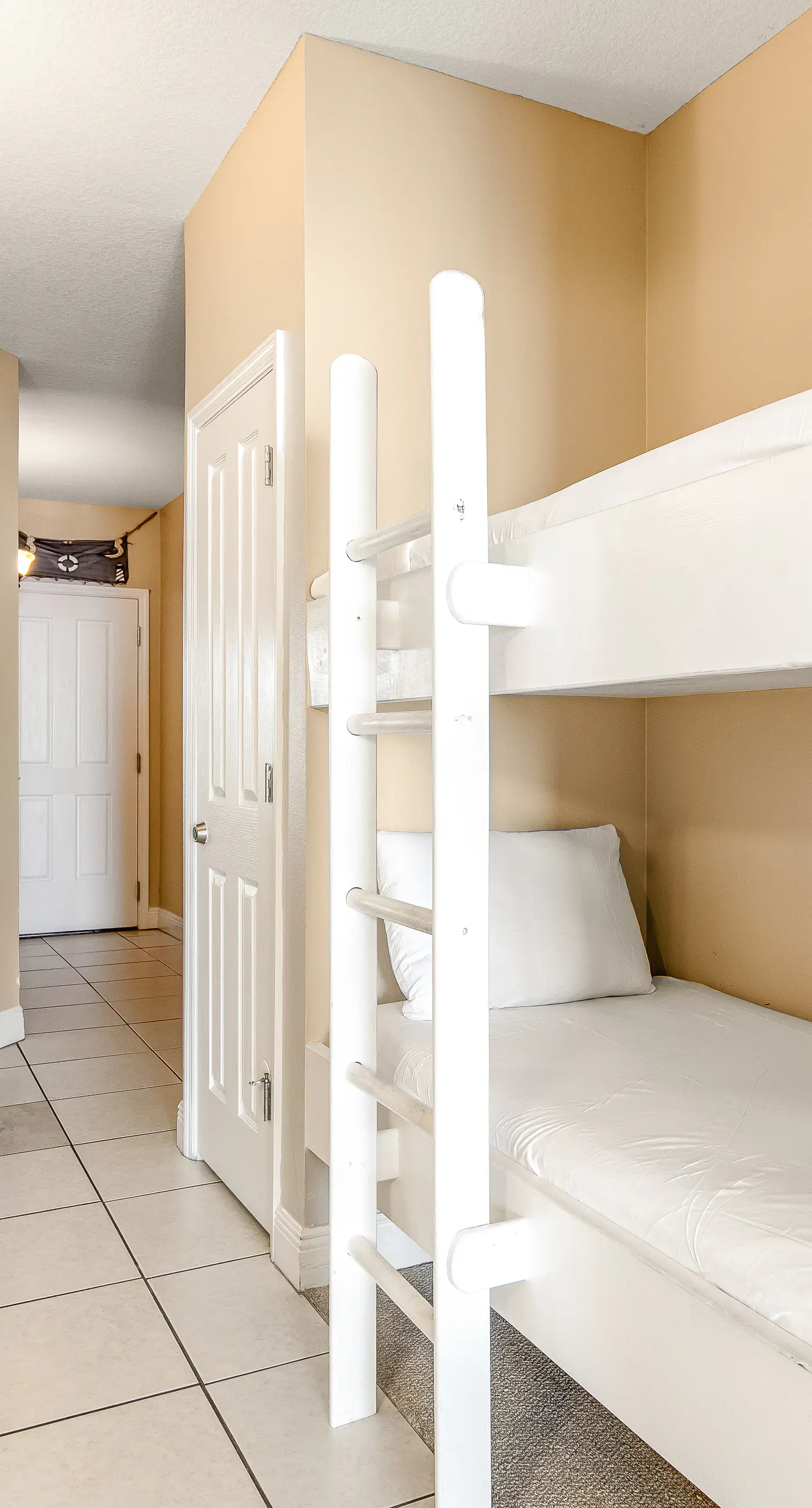 Charming oceanfront condo w/ Gulf view, shared pools & hot tub, & beach access