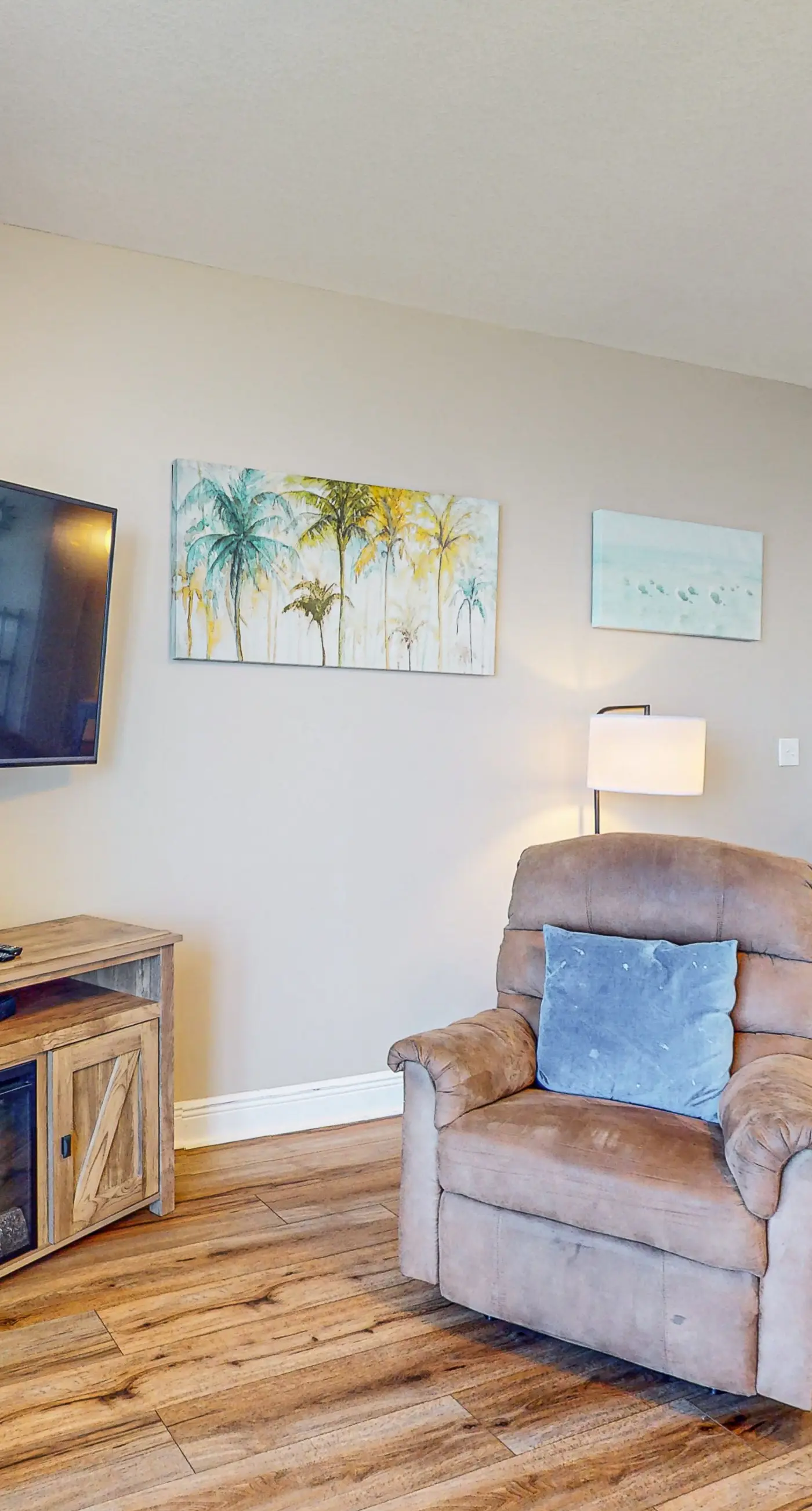 Beachy oceanfront condo w/ beach access, shared pools and hot tub, & free WiFi