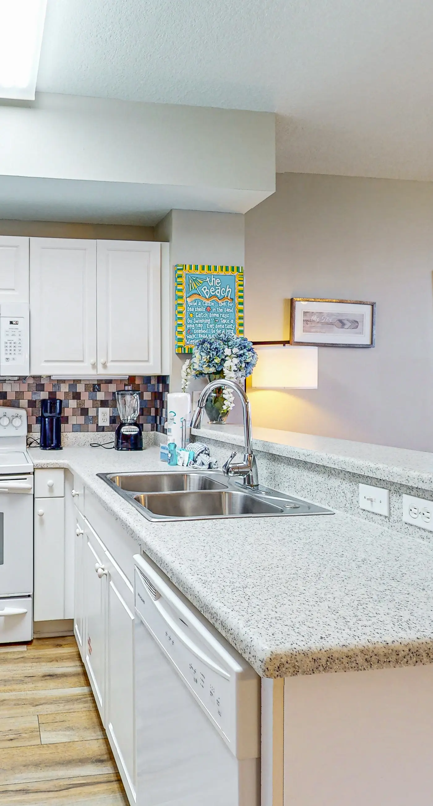 Beachy oceanfront condo w/ beach access, shared pools and hot tub, & free WiFi