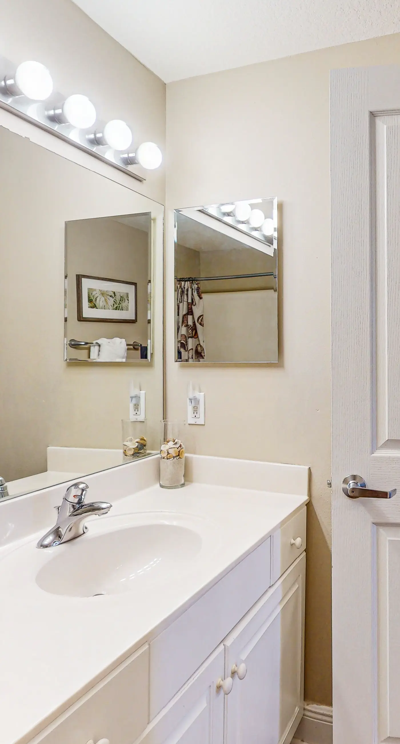 Beachy oceanfront condo w/ beach access, shared pools and hot tub, & free WiFi