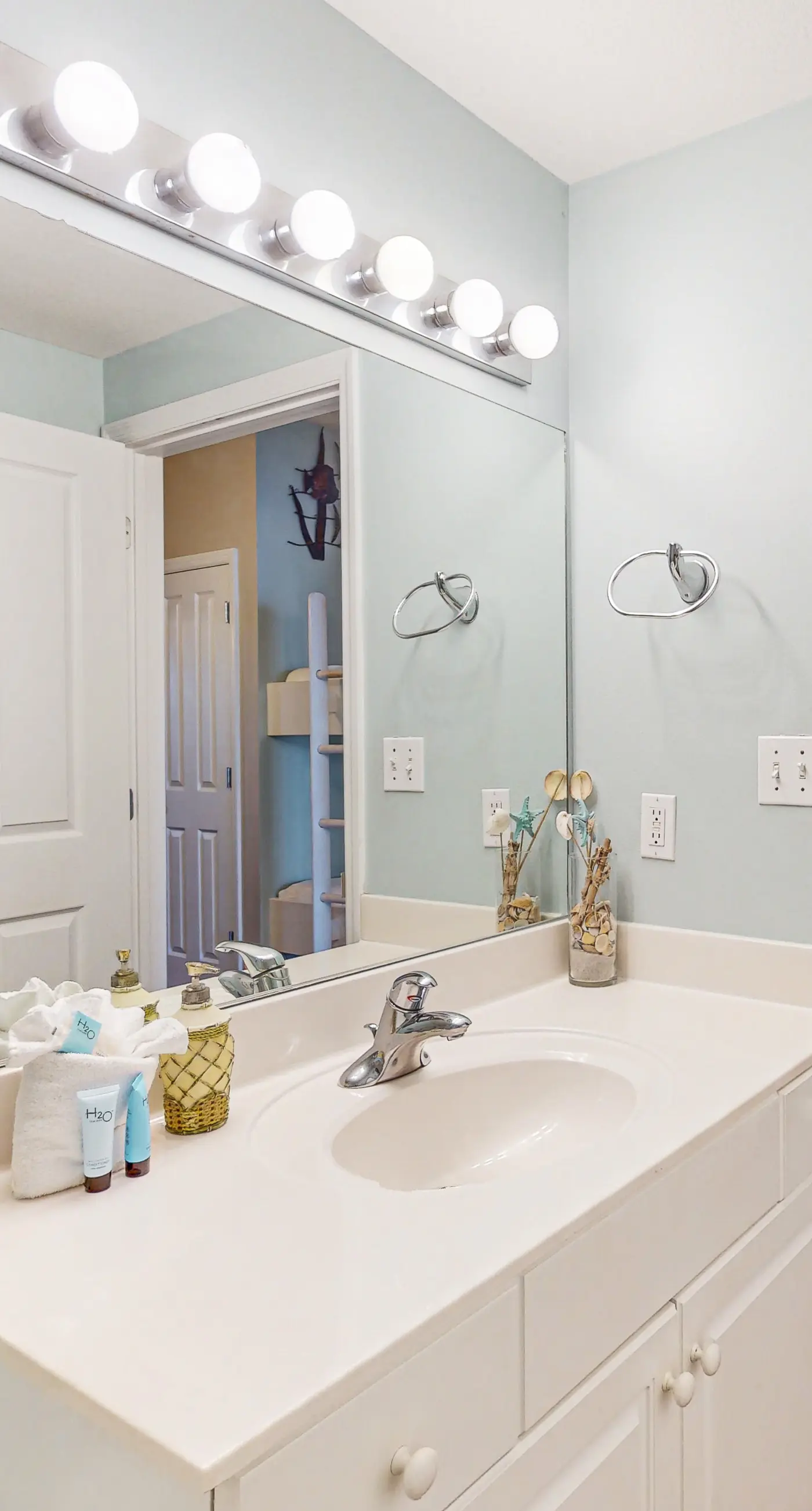 Beachy oceanfront condo w/ beach access, shared pools and hot tub, & free WiFi