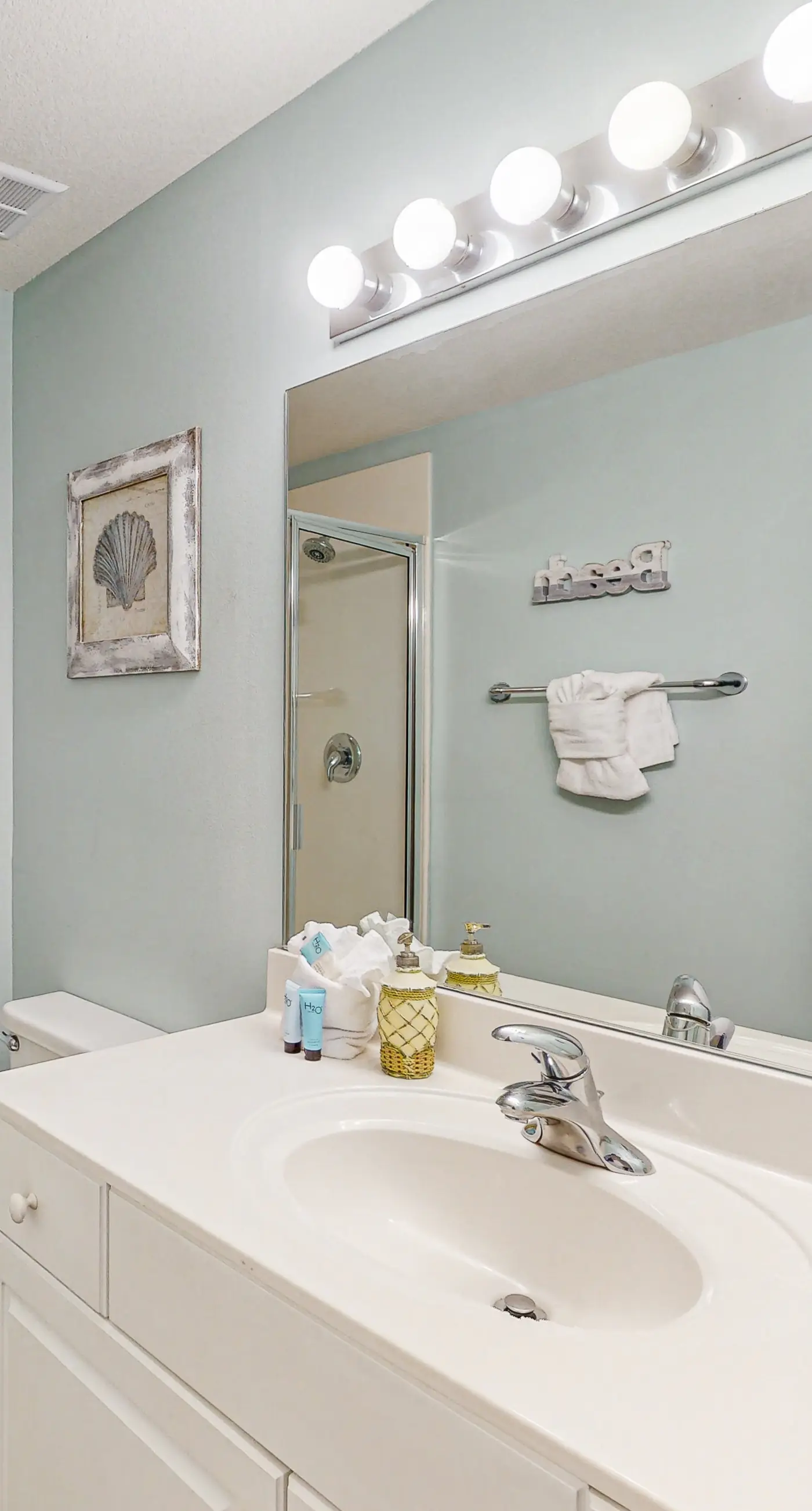 Beachy oceanfront condo w/ beach access, shared pools and hot tub, & free WiFi