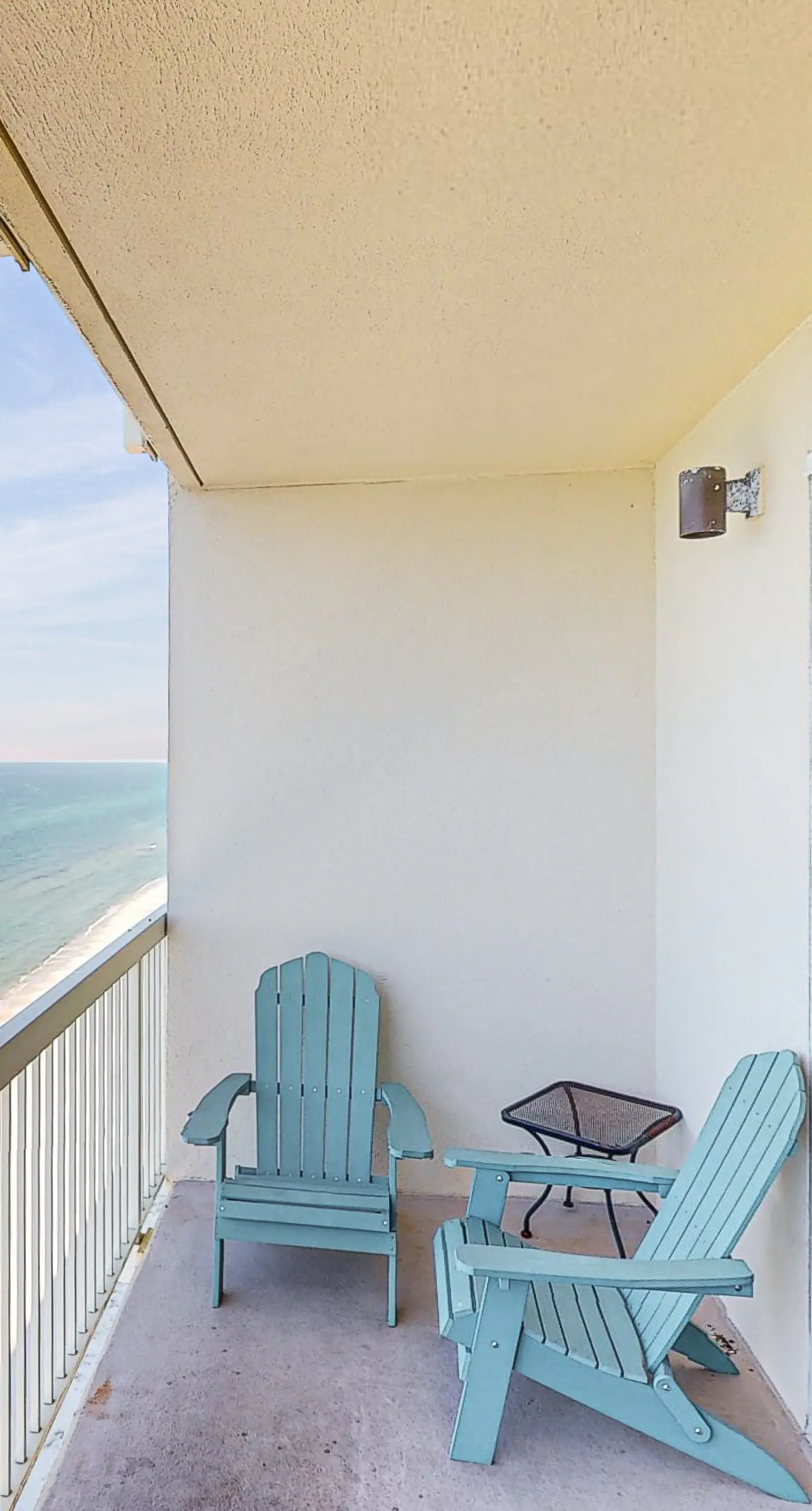 Beachy oceanfront condo w/ beach access, shared pools and hot tub, & free WiFi