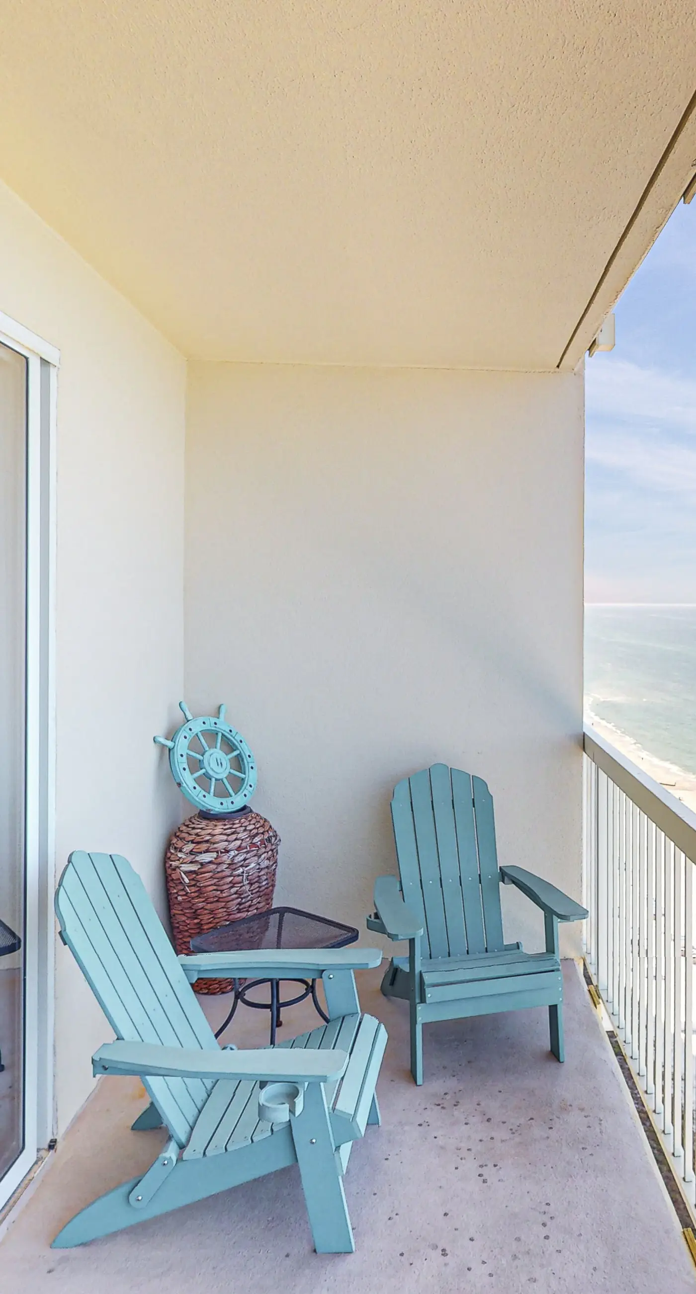 Beachy oceanfront condo w/ beach access, shared pools and hot tub, & free WiFi