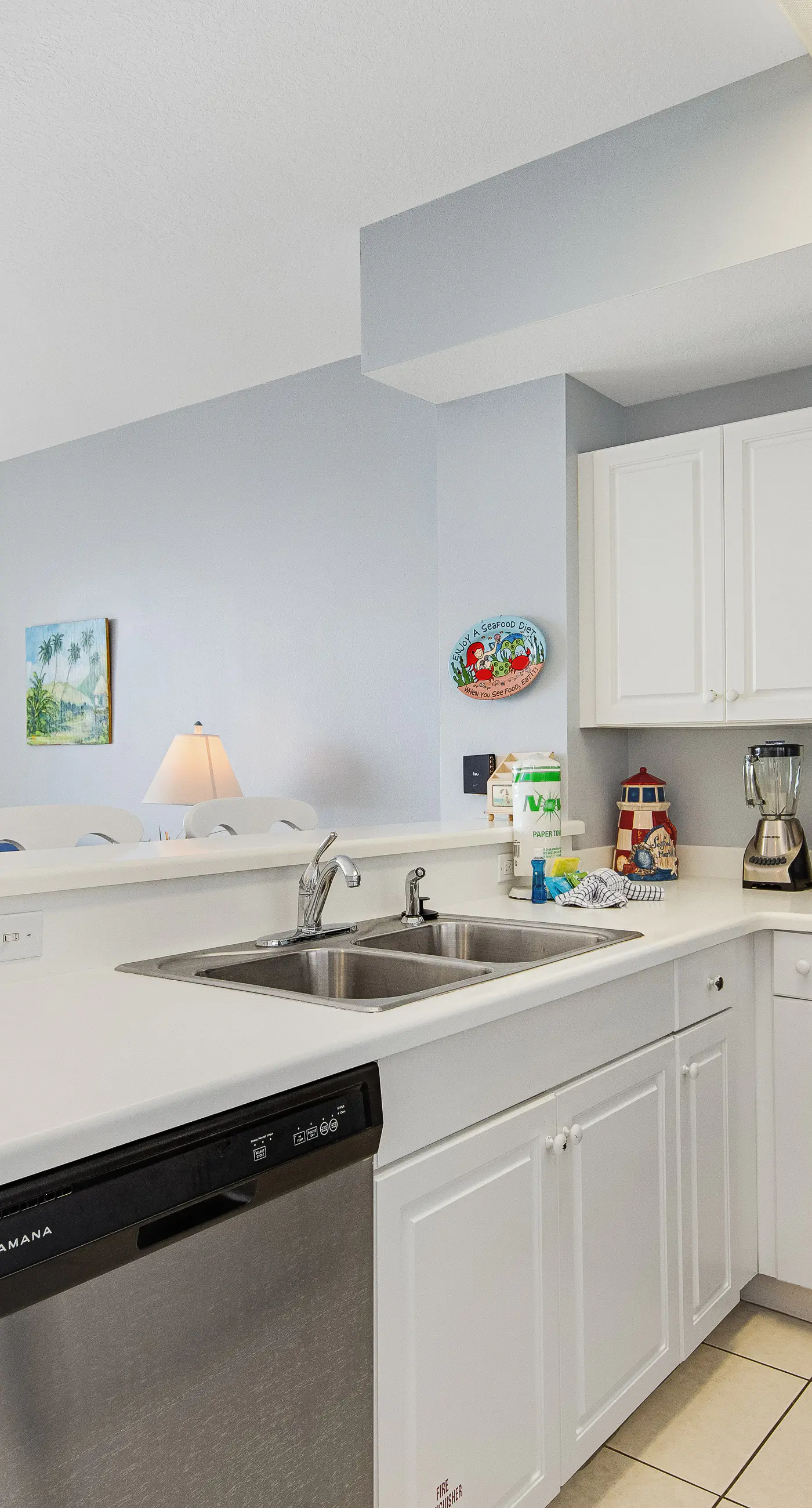 Sunny oceanfront condo w/ two shared pools, hot tub - walk to the beach