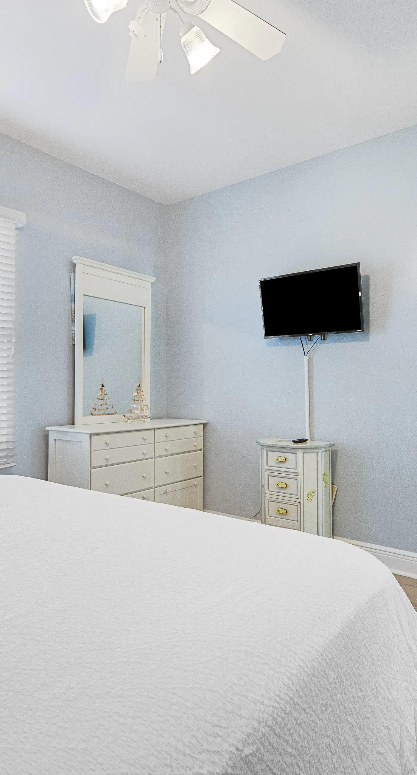 Sunny oceanfront condo w/ two shared pools, hot tub - walk to the beach