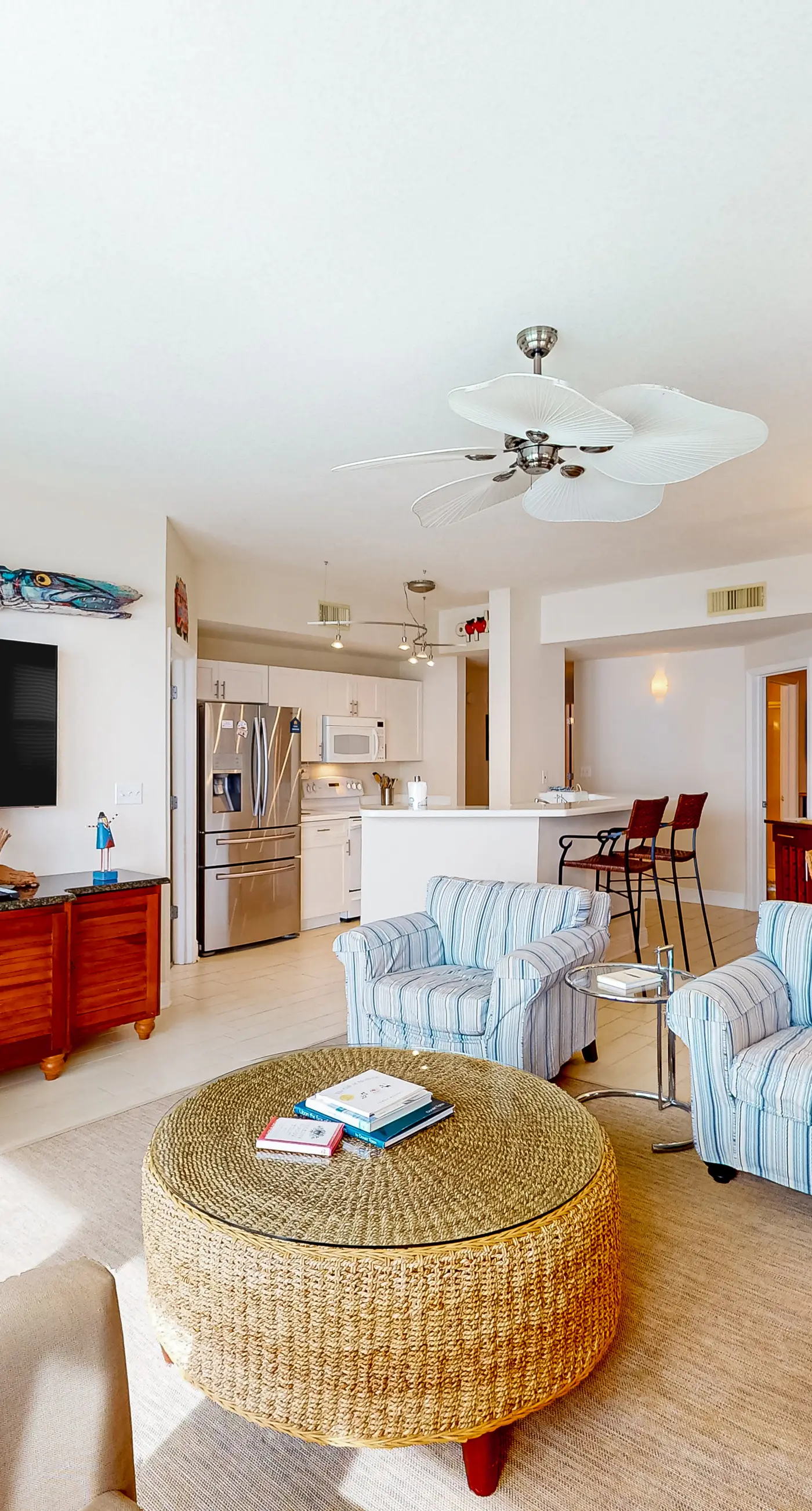 Gulf-front 21st-floor condo with hot tub, pool, tennis, gym, balcony, beach view