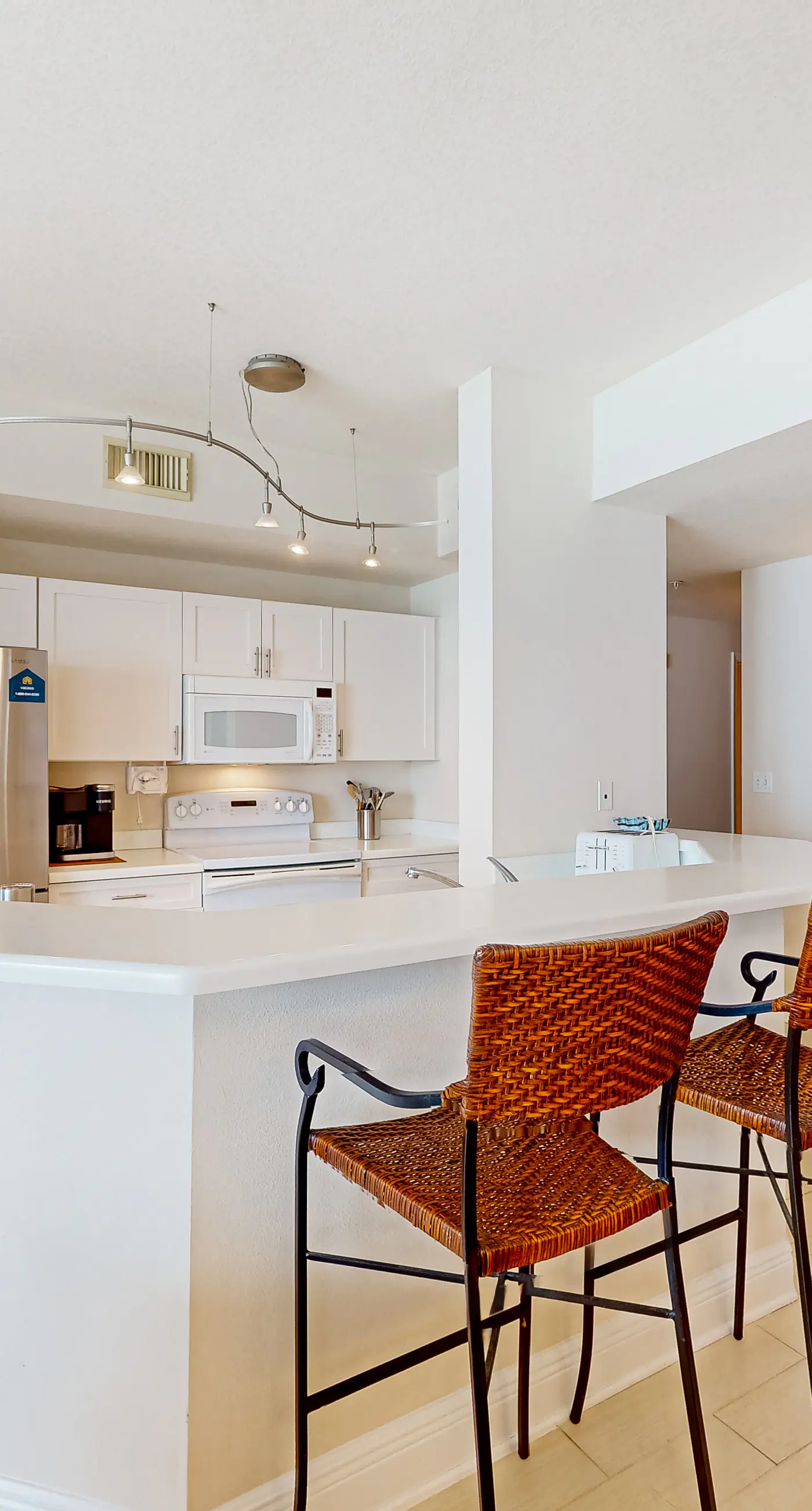 Gulf-front 21st-floor condo with hot tub, pool, tennis, gym, balcony, beach view
