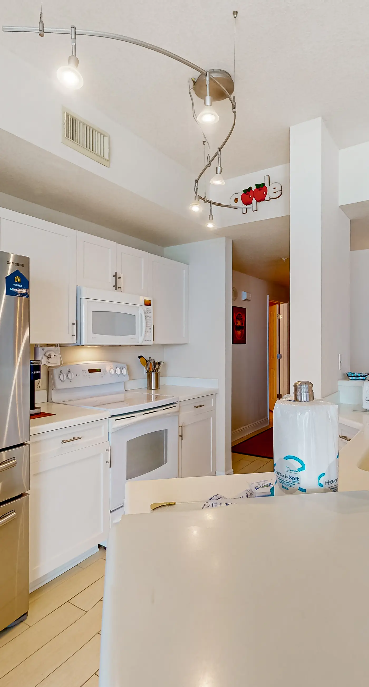 Gulf-front 21st-floor condo with hot tub, pool, tennis, gym, balcony, beach view