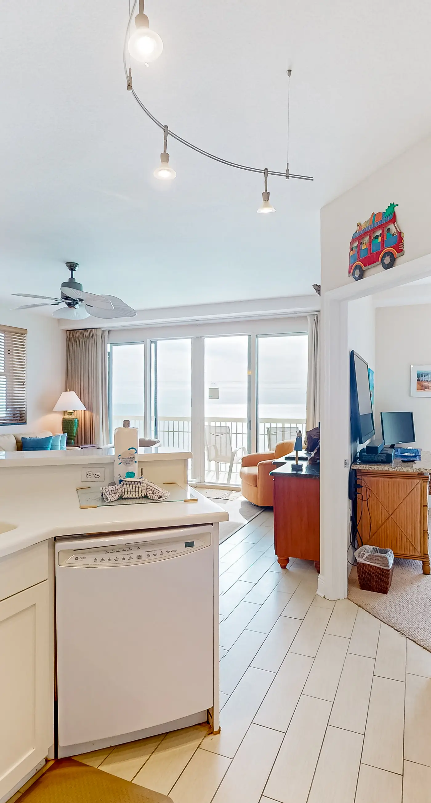 Gulf-front 21st-floor condo with hot tub, pool, tennis, gym, balcony, beach view