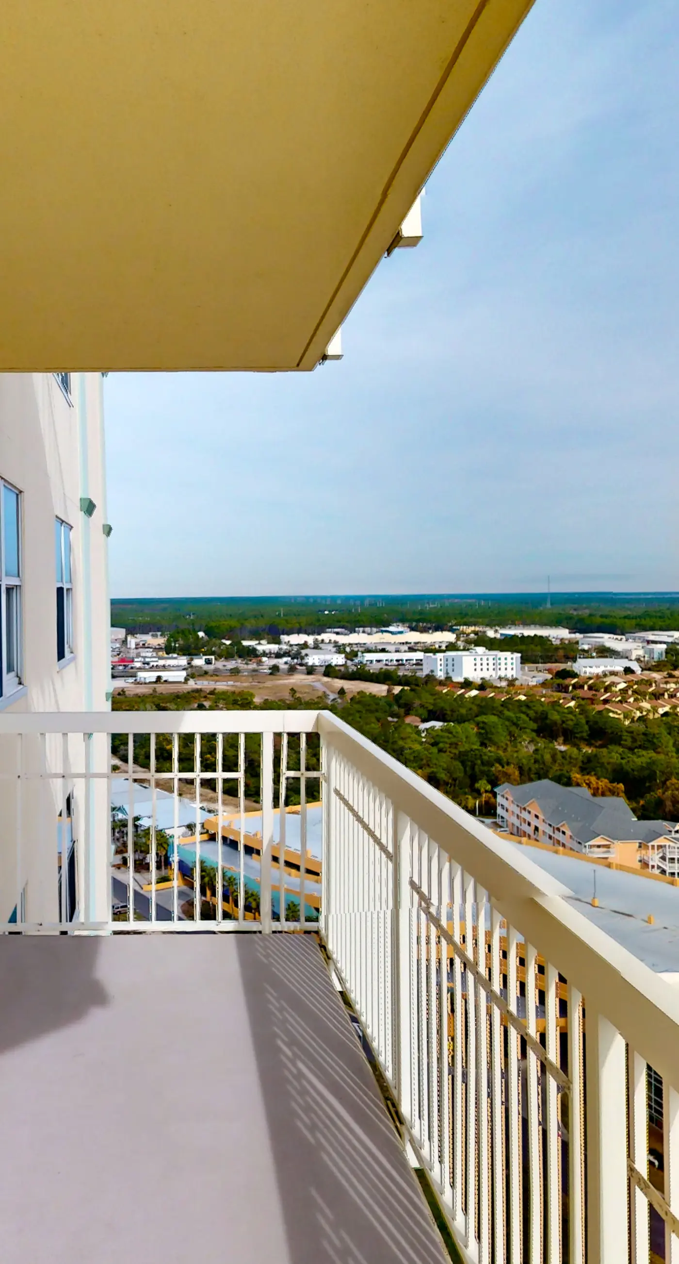 Gulf-front 21st-floor condo with hot tub, pool, tennis, gym, balcony, beach view