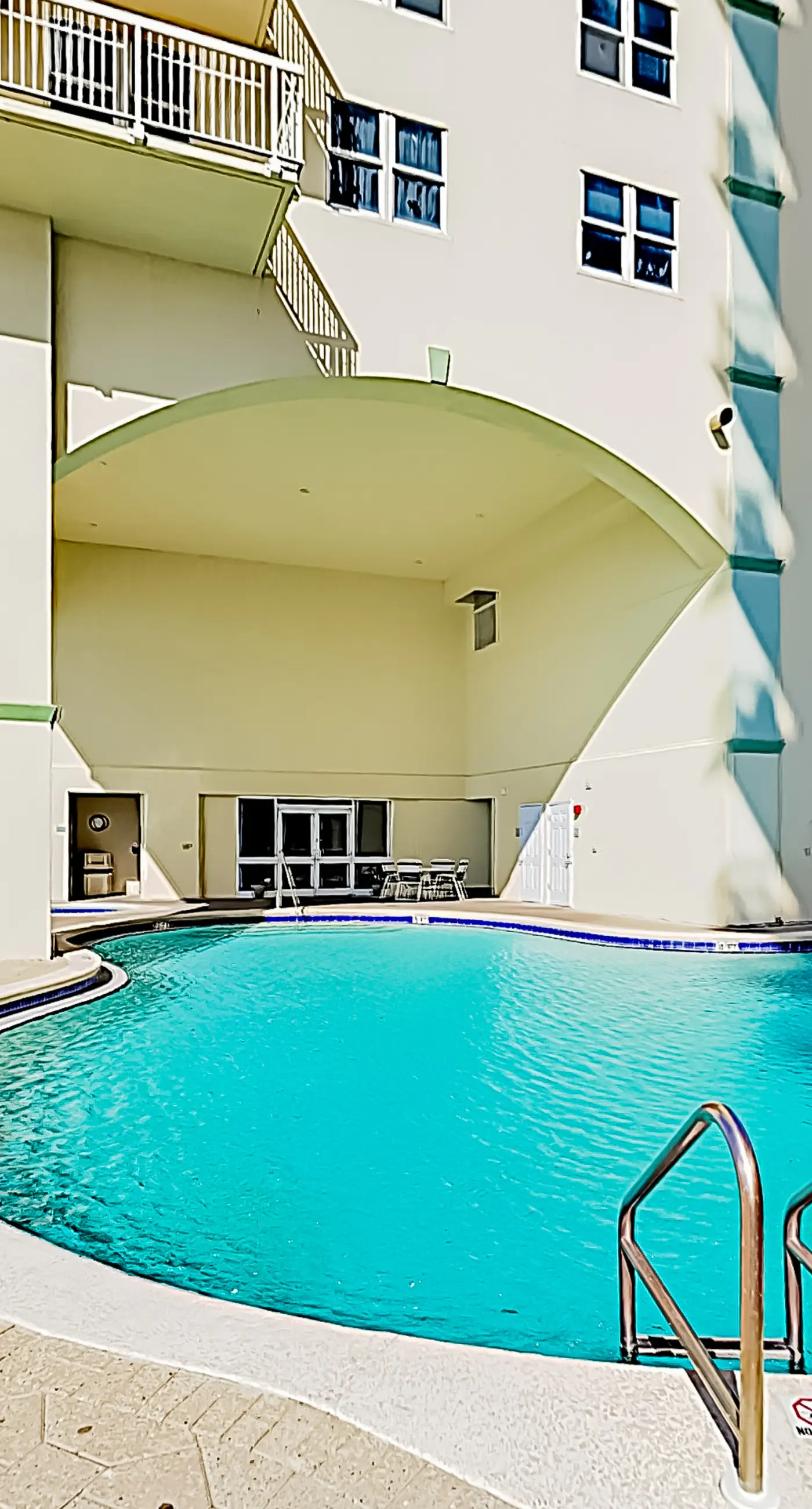 Gulf-front 21st-floor condo with hot tub, pool, tennis, gym, balcony, beach view