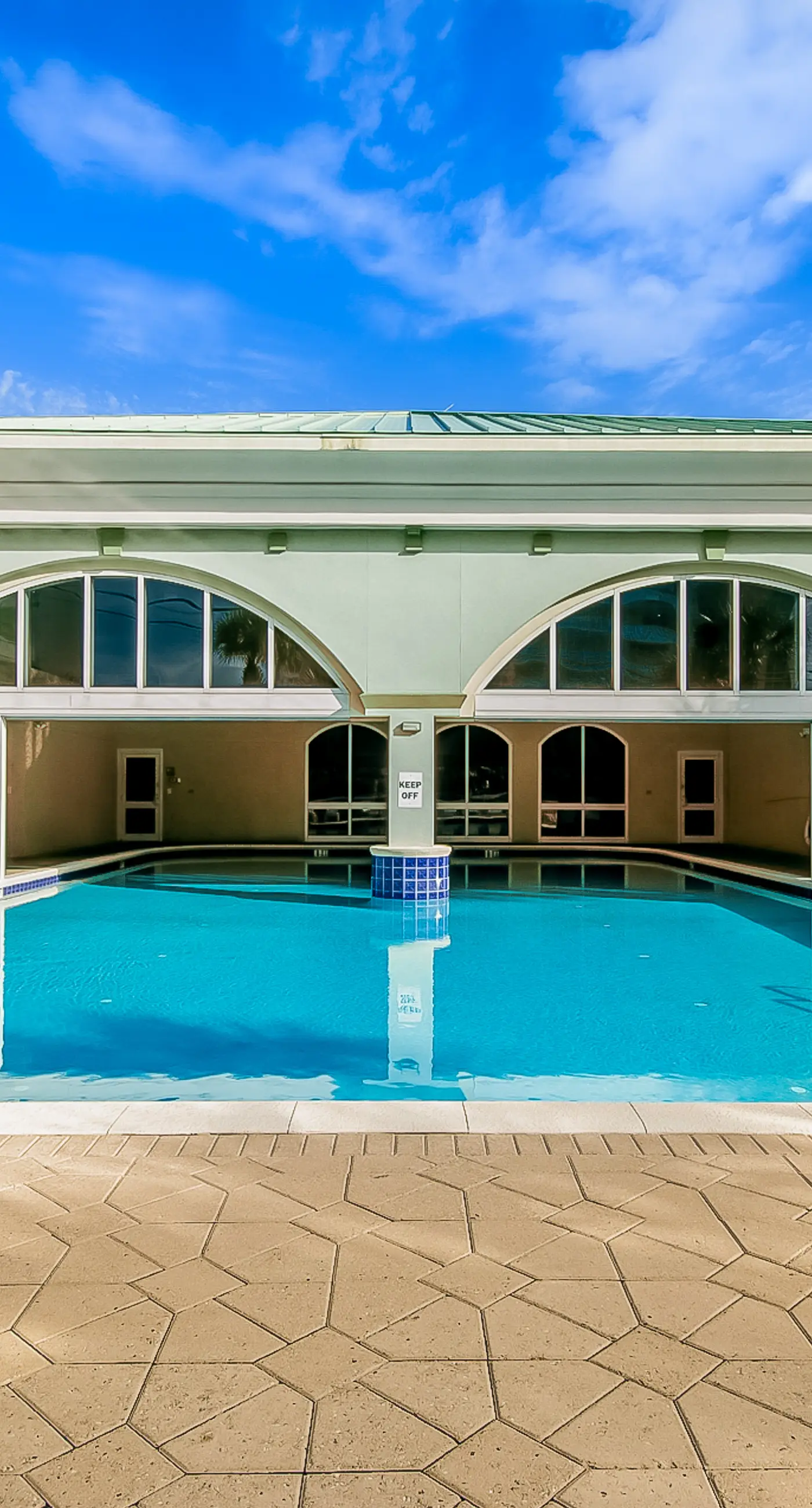 Gulf-front 21st-floor condo with hot tub, pool, tennis, gym, balcony, beach view