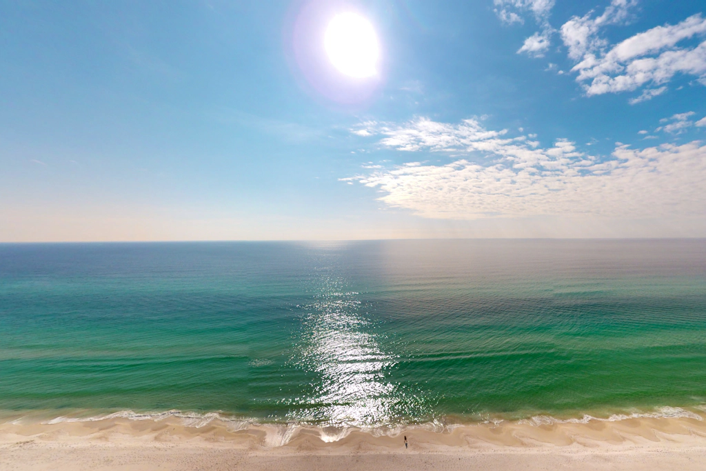 Gulf-front 21st-floor condo with hot tub, pool, tennis, gym, balcony, beach view