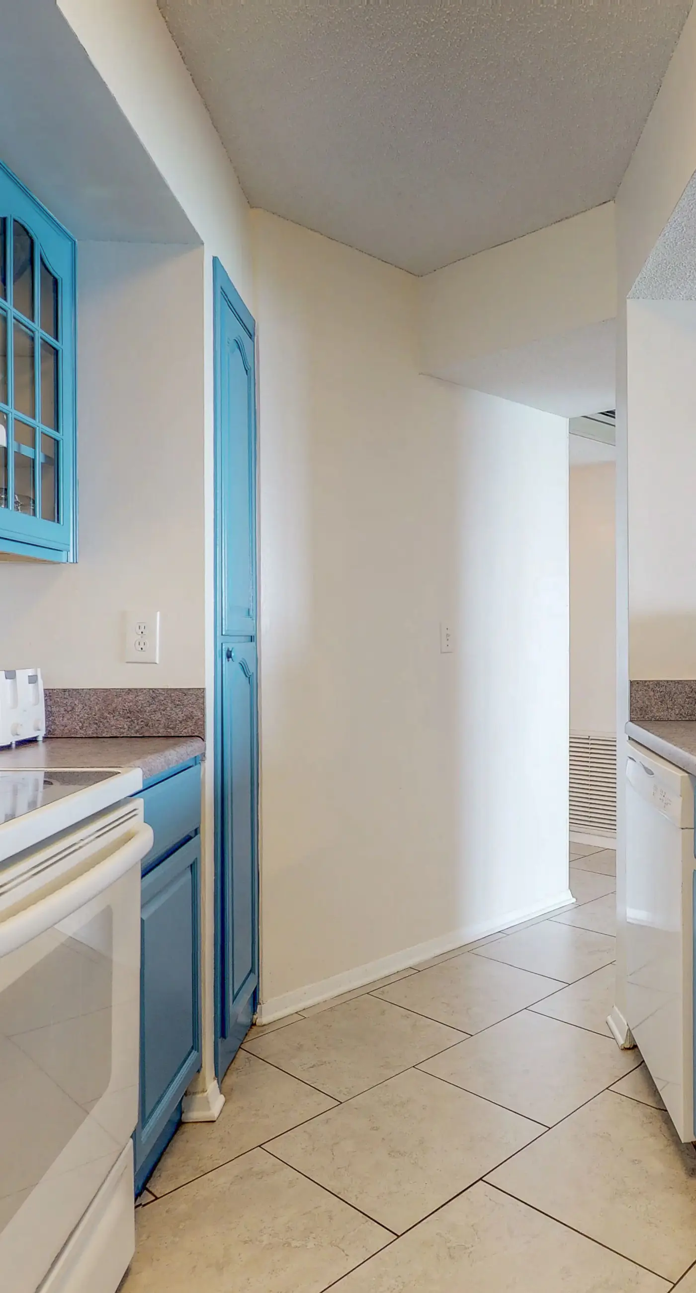 Gulf-front condo with view, 3 resort pools, tennis & 1,500 ft of resort beachfront