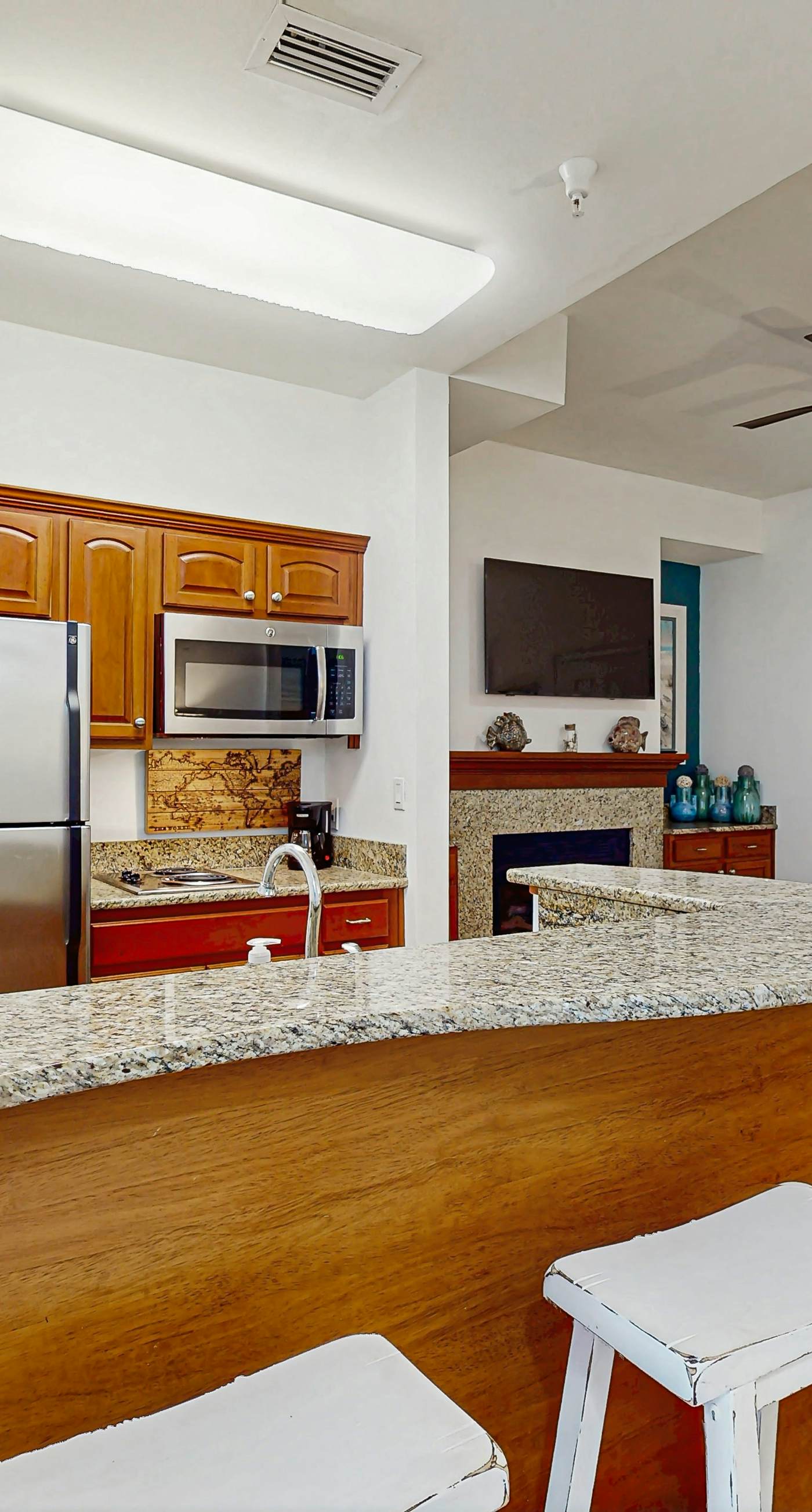 Cozy coastal condo with shared pool/hot tub, and beach access-dog friendly