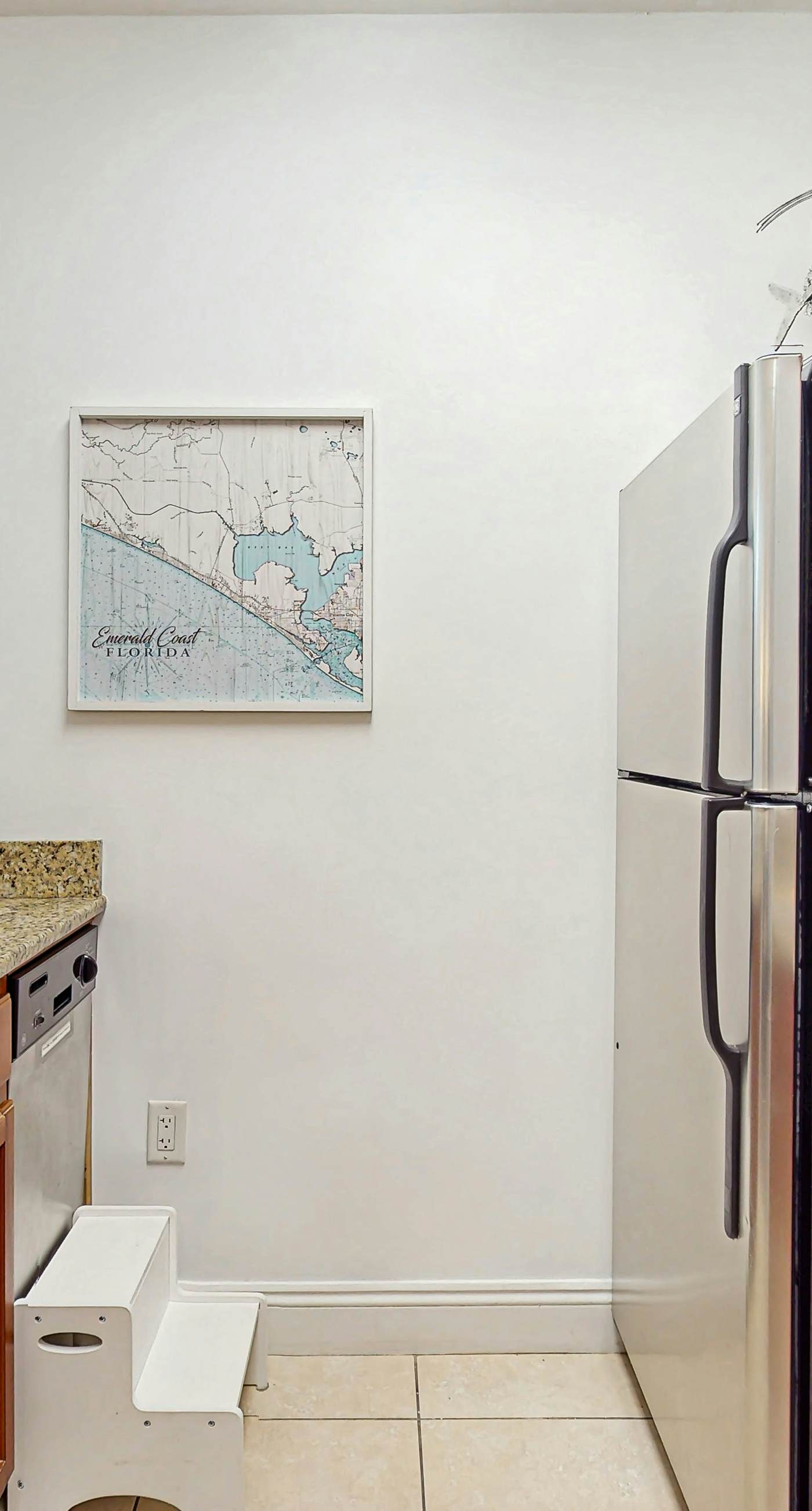 Cozy coastal condo with shared pool/hot tub, and beach access-dog friendly