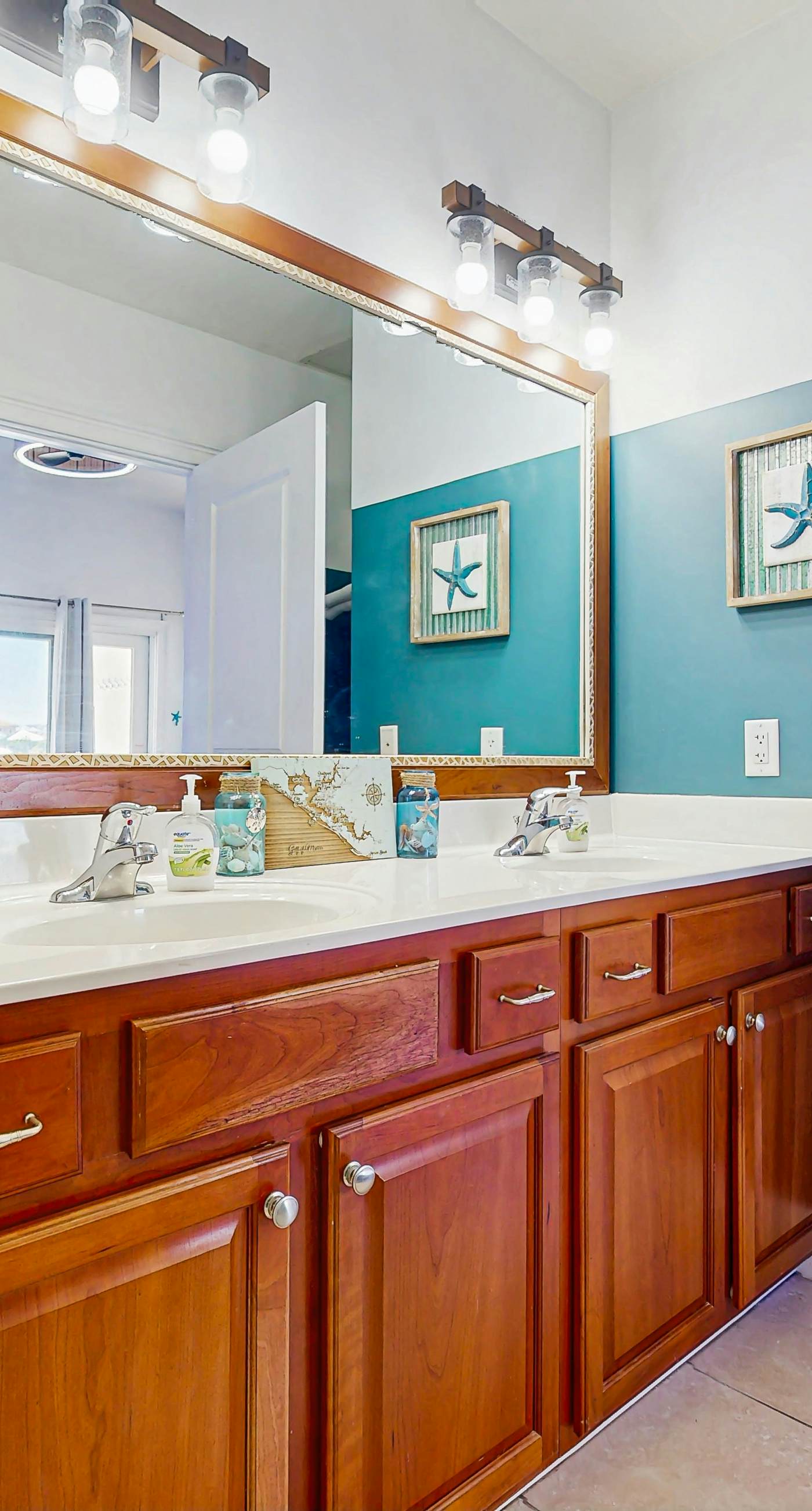 Cozy coastal condo with shared pool/hot tub, and beach access-dog friendly