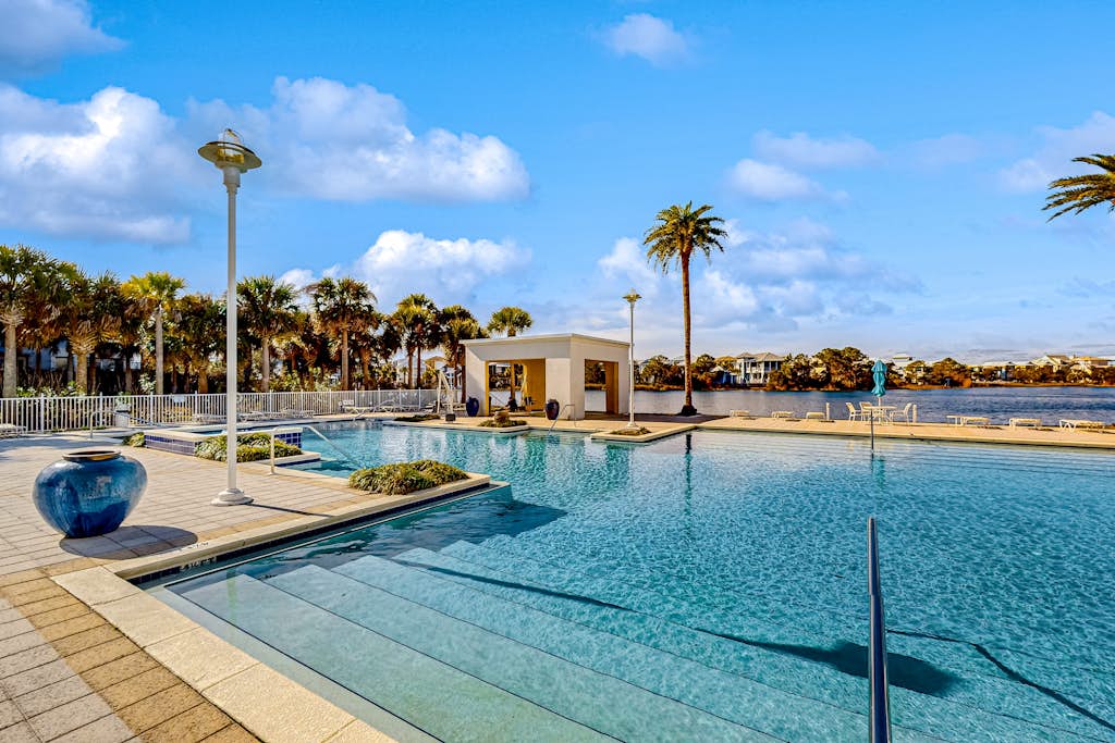 Lakefront resort condo with heated outdoor pool, hot tub, balcony, lake views