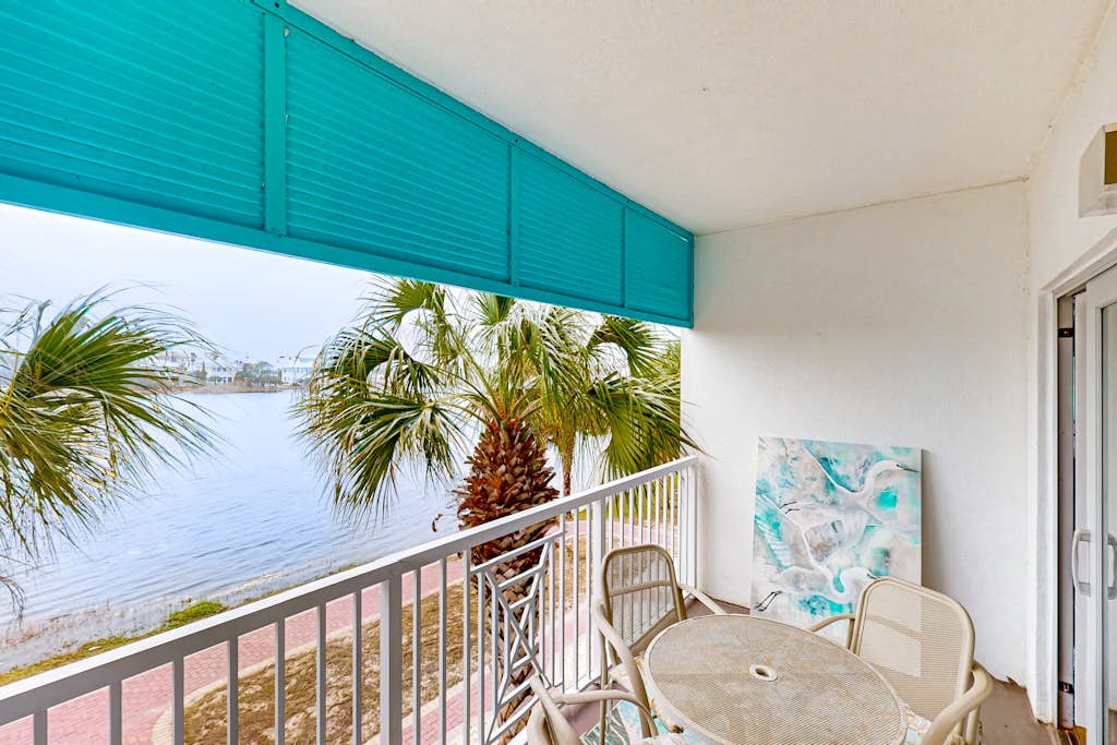 Lakefront resort condo with heated outdoor pool, hot tub, balcony, lake views