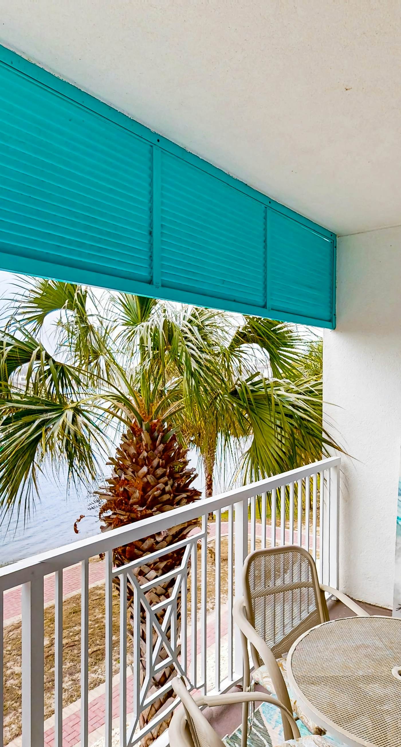 Lakefront resort condo with heated outdoor pool, hot tub, balcony, lake views