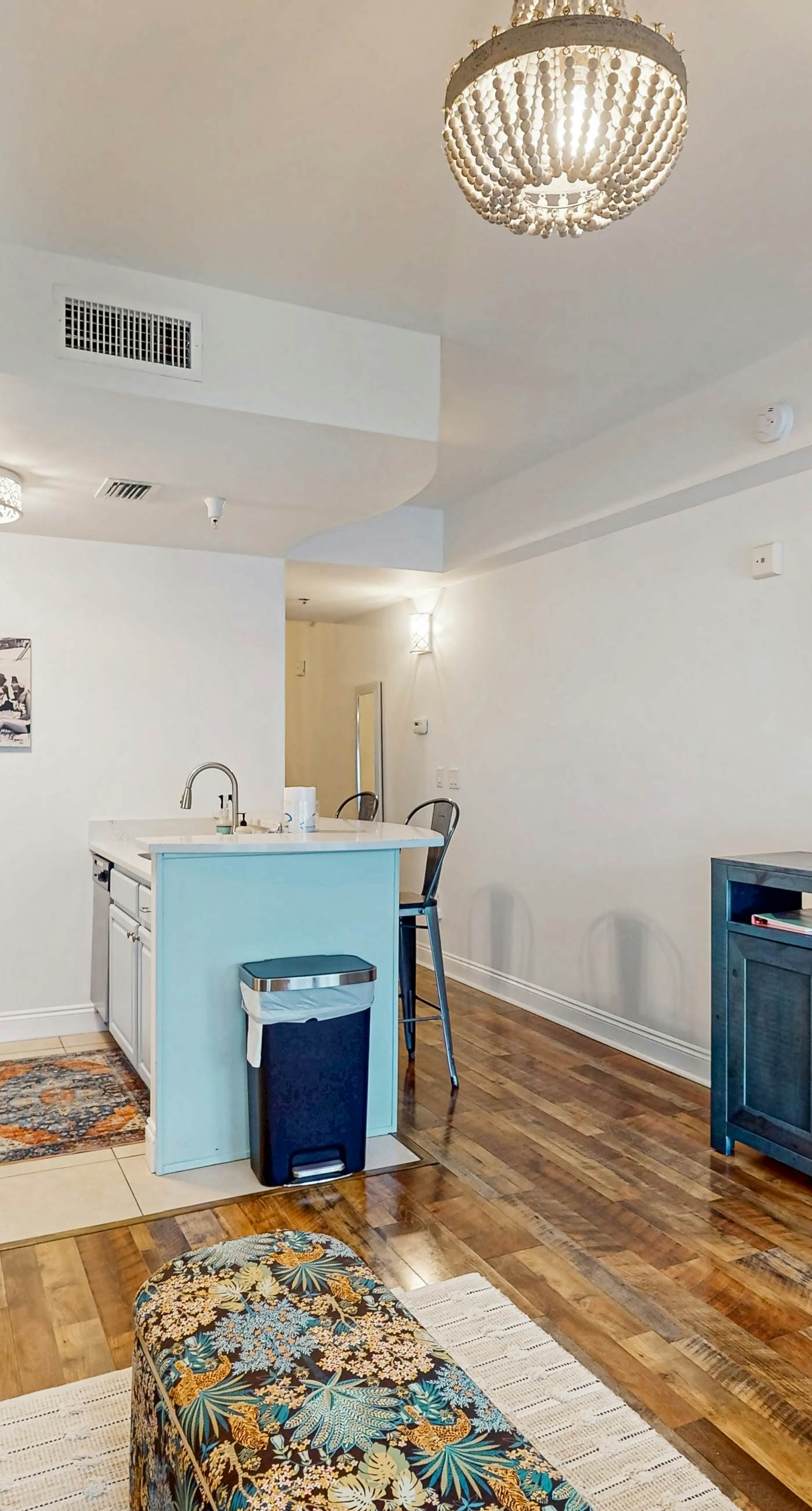 Lakefront resort condo with heated outdoor pool, hot tub, balcony, lake views