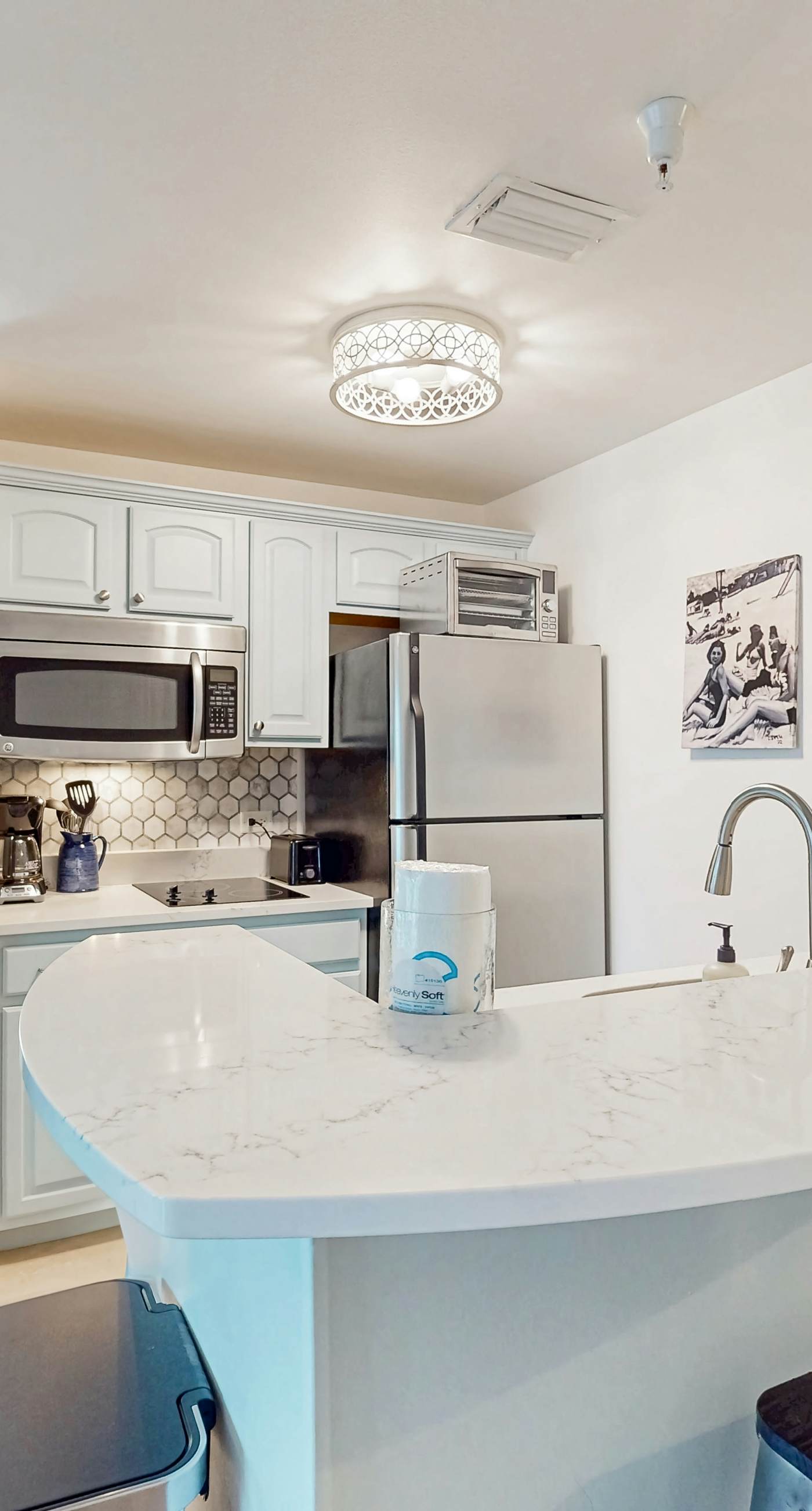 Lakefront resort condo with heated outdoor pool, hot tub, balcony, lake views