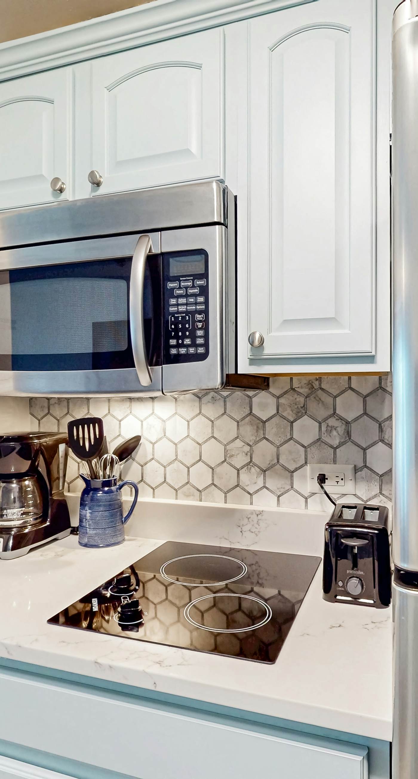 Lakefront resort condo with heated outdoor pool, hot tub, balcony, lake views