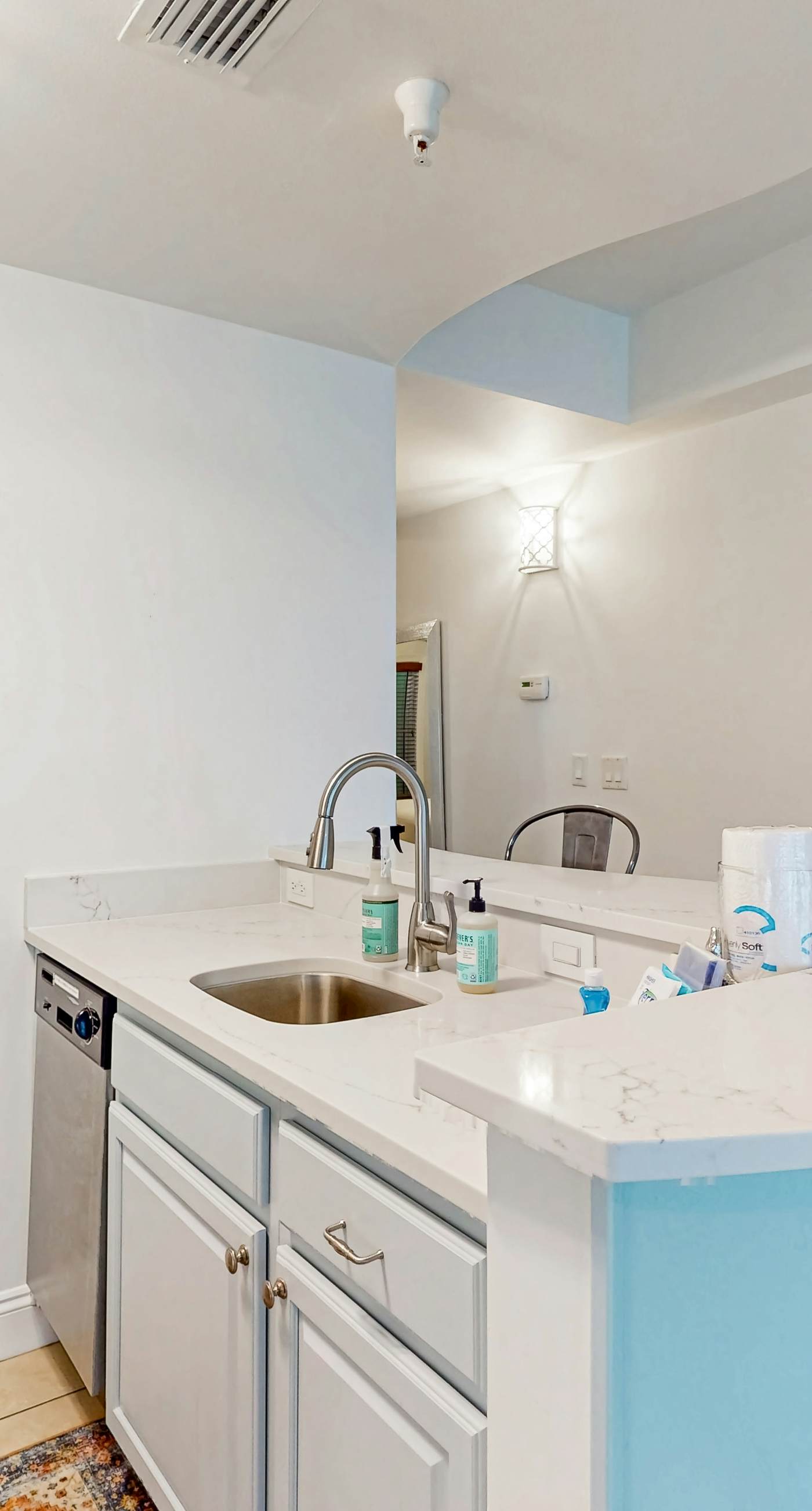 Lakefront resort condo with heated outdoor pool, hot tub, balcony, lake views