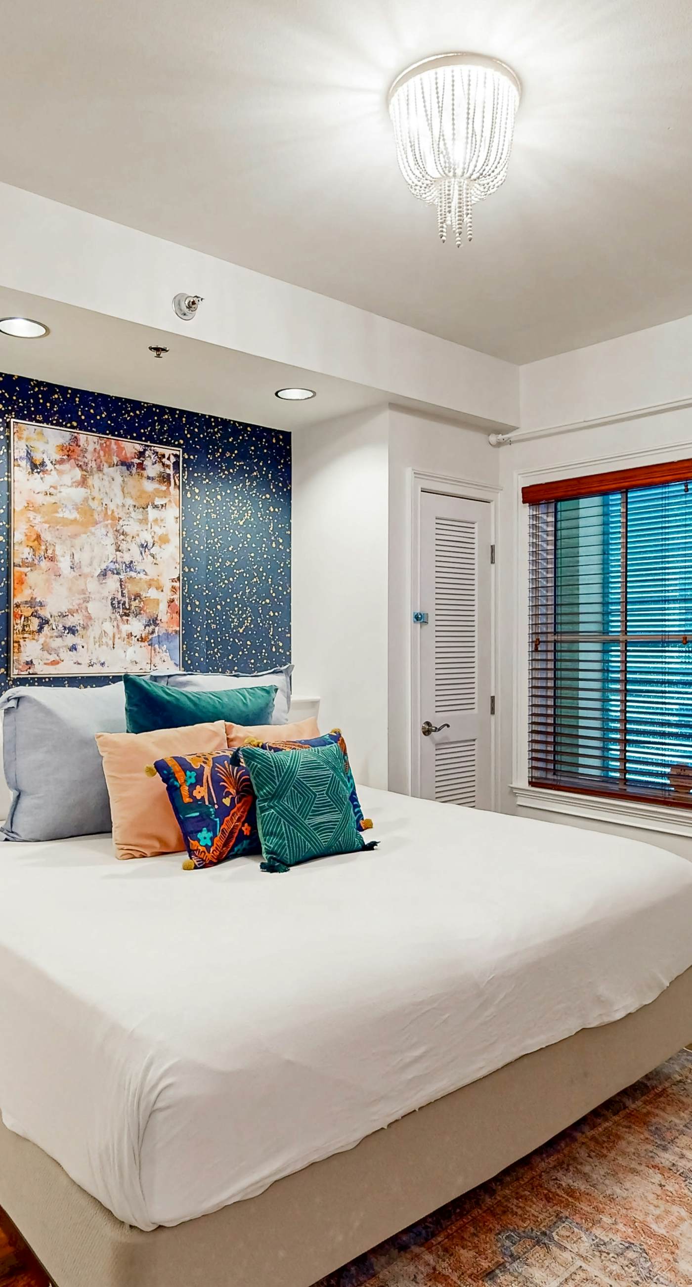 Lakefront resort condo with heated outdoor pool, hot tub, balcony, lake views