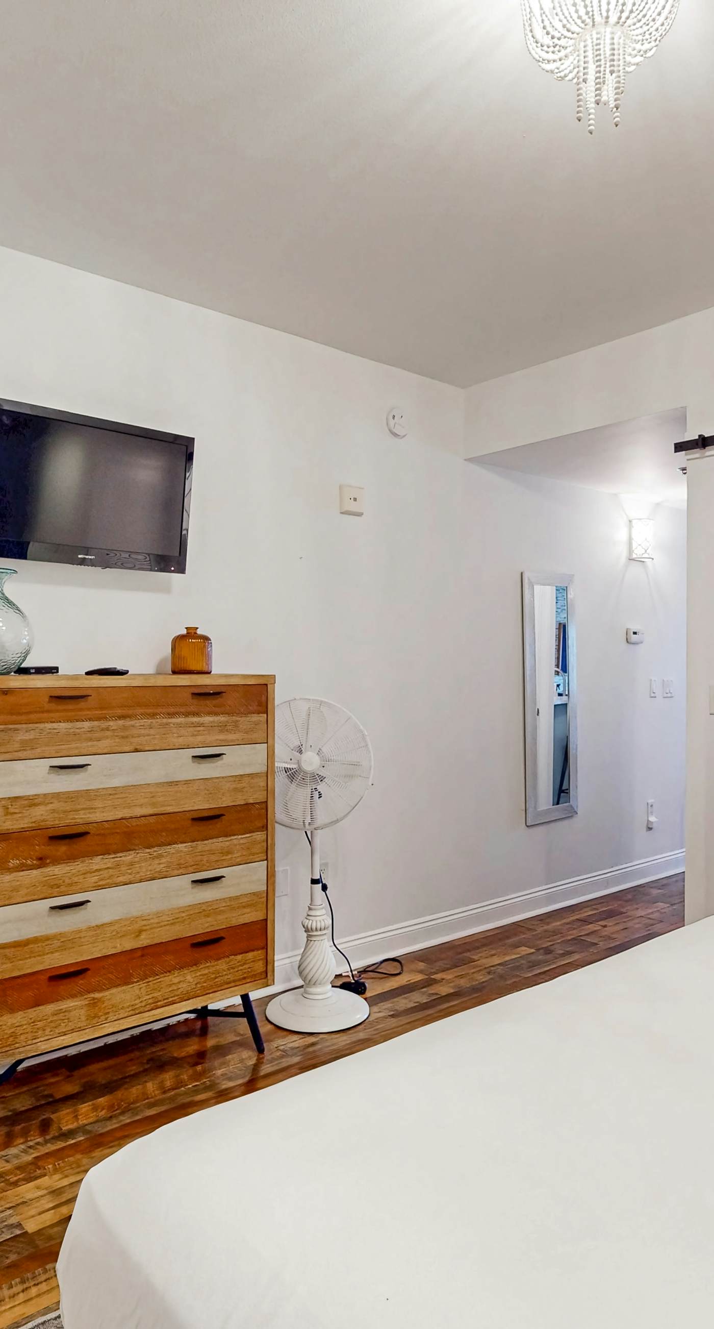 Lakefront resort condo with heated outdoor pool, hot tub, balcony, lake views