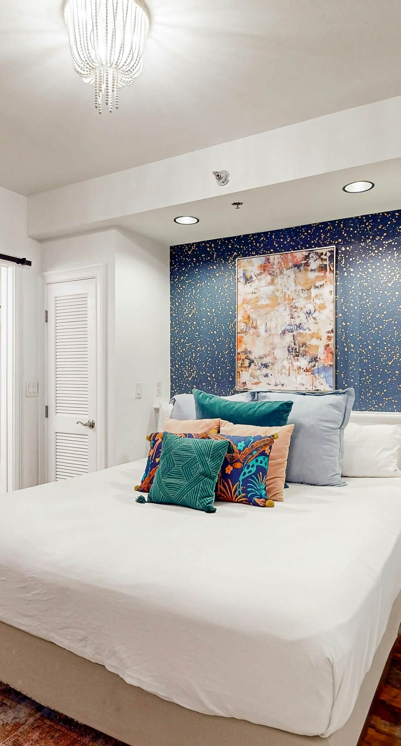 Lakefront resort condo with heated outdoor pool, hot tub, balcony, lake views