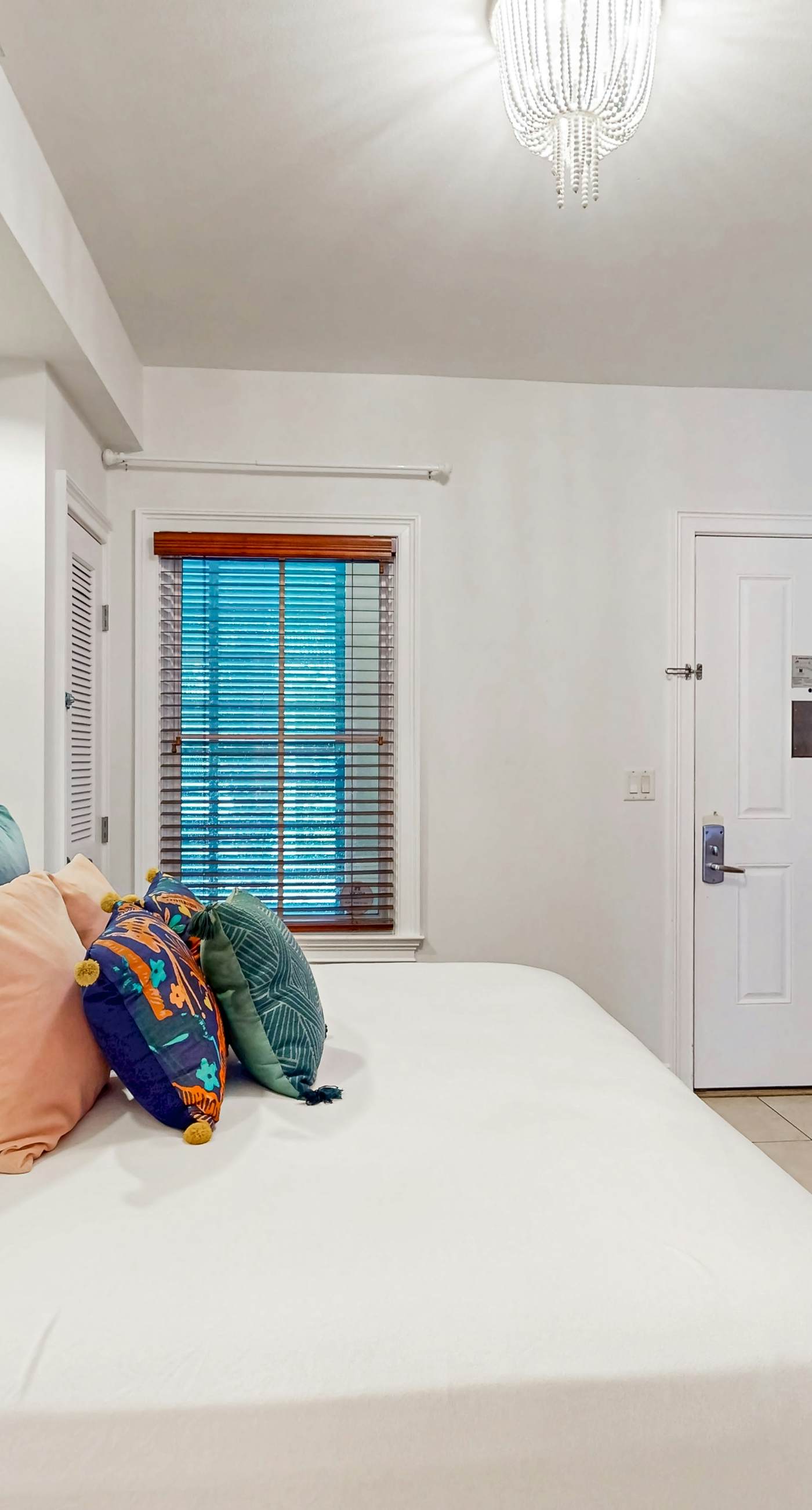 Lakefront resort condo with heated outdoor pool, hot tub, balcony, lake views