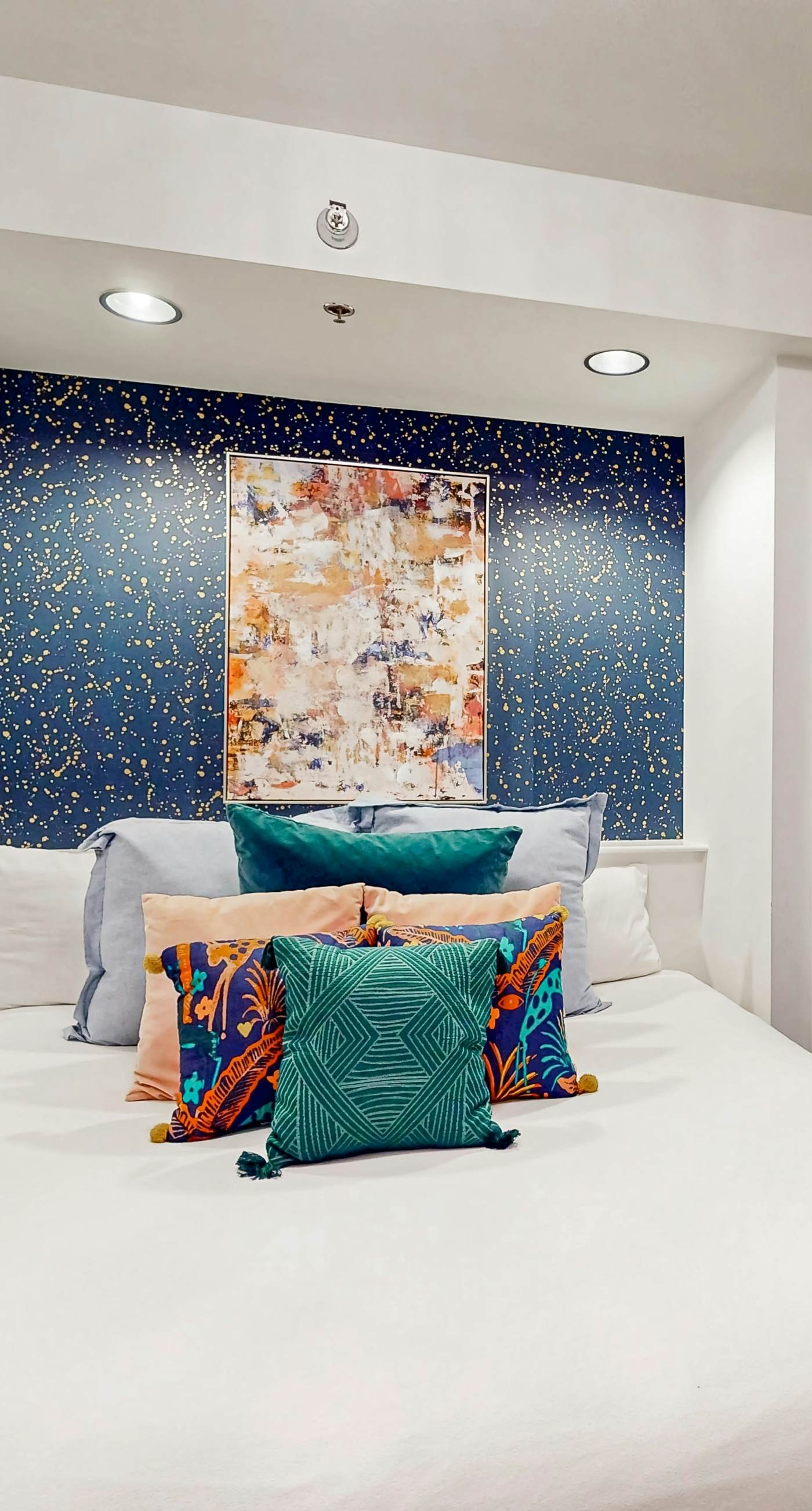 Lakefront resort condo with heated outdoor pool, hot tub, balcony, lake views