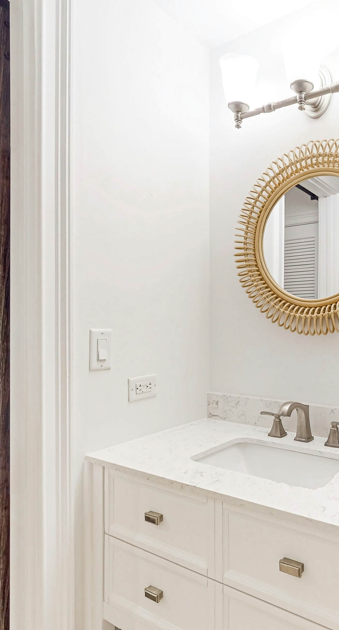 Lakefront resort condo with heated outdoor pool, hot tub, balcony, lake views