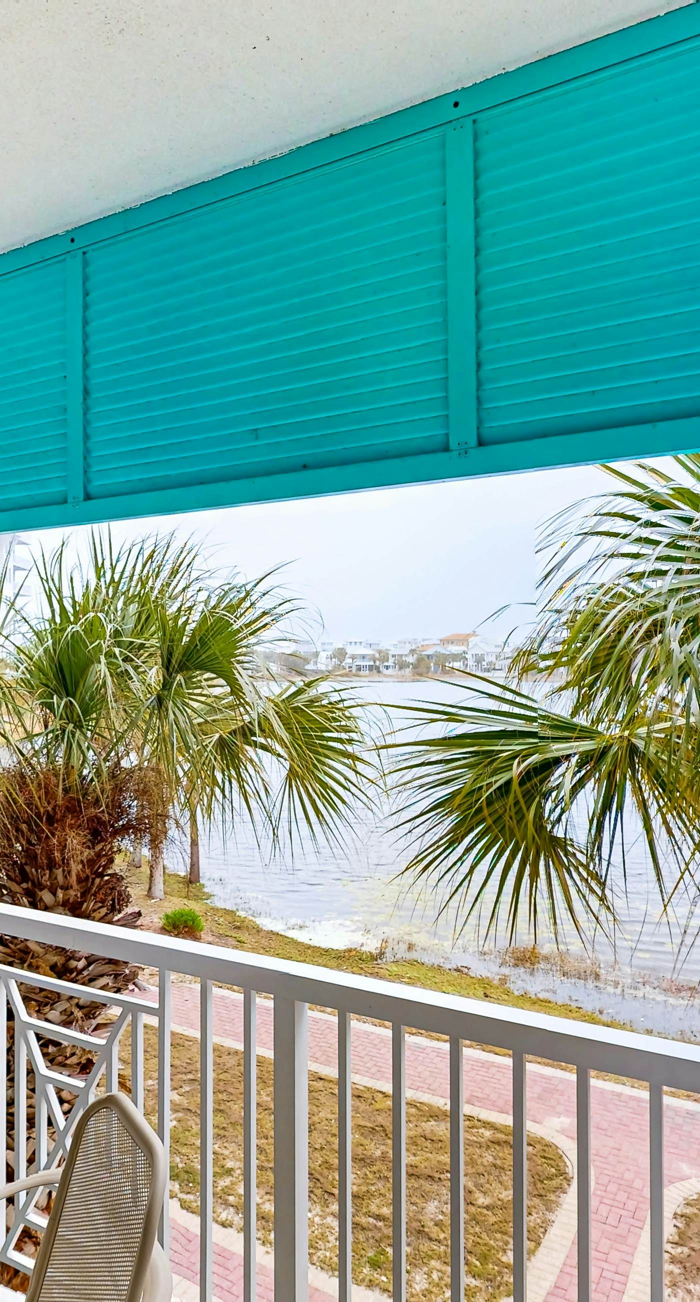 Lakefront resort condo with heated outdoor pool, hot tub, balcony, lake views