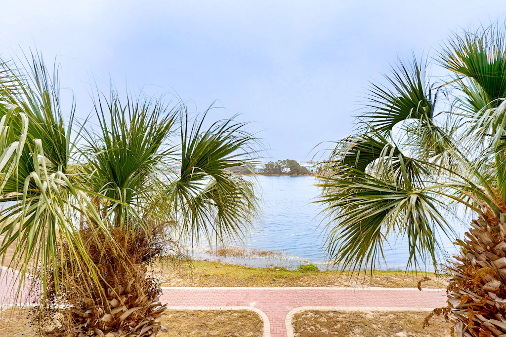 Lakefront resort condo with heated outdoor pool, hot tub, balcony, lake views