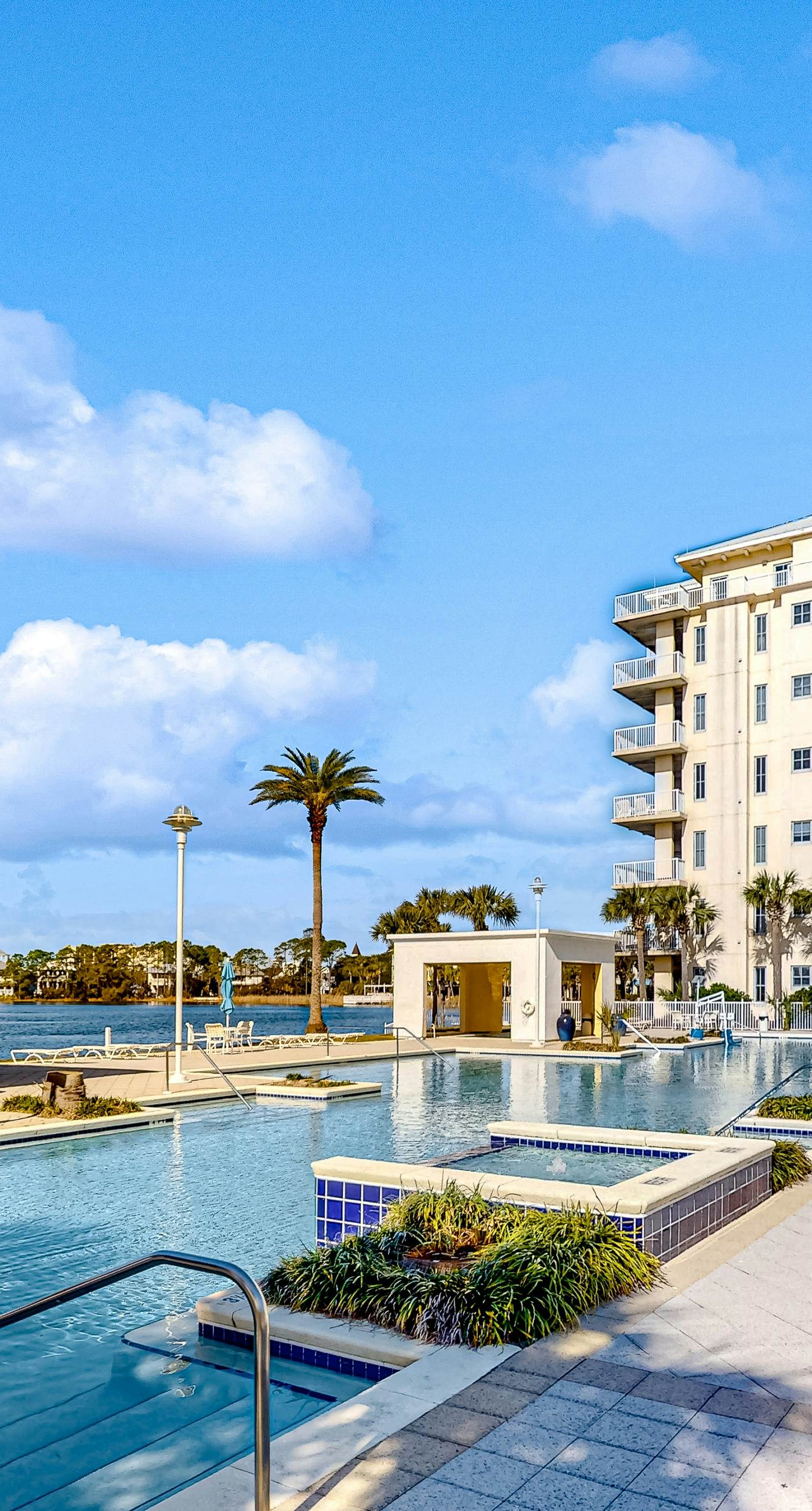 Lakefront resort condo with heated outdoor pool, hot tub, balcony, lake views