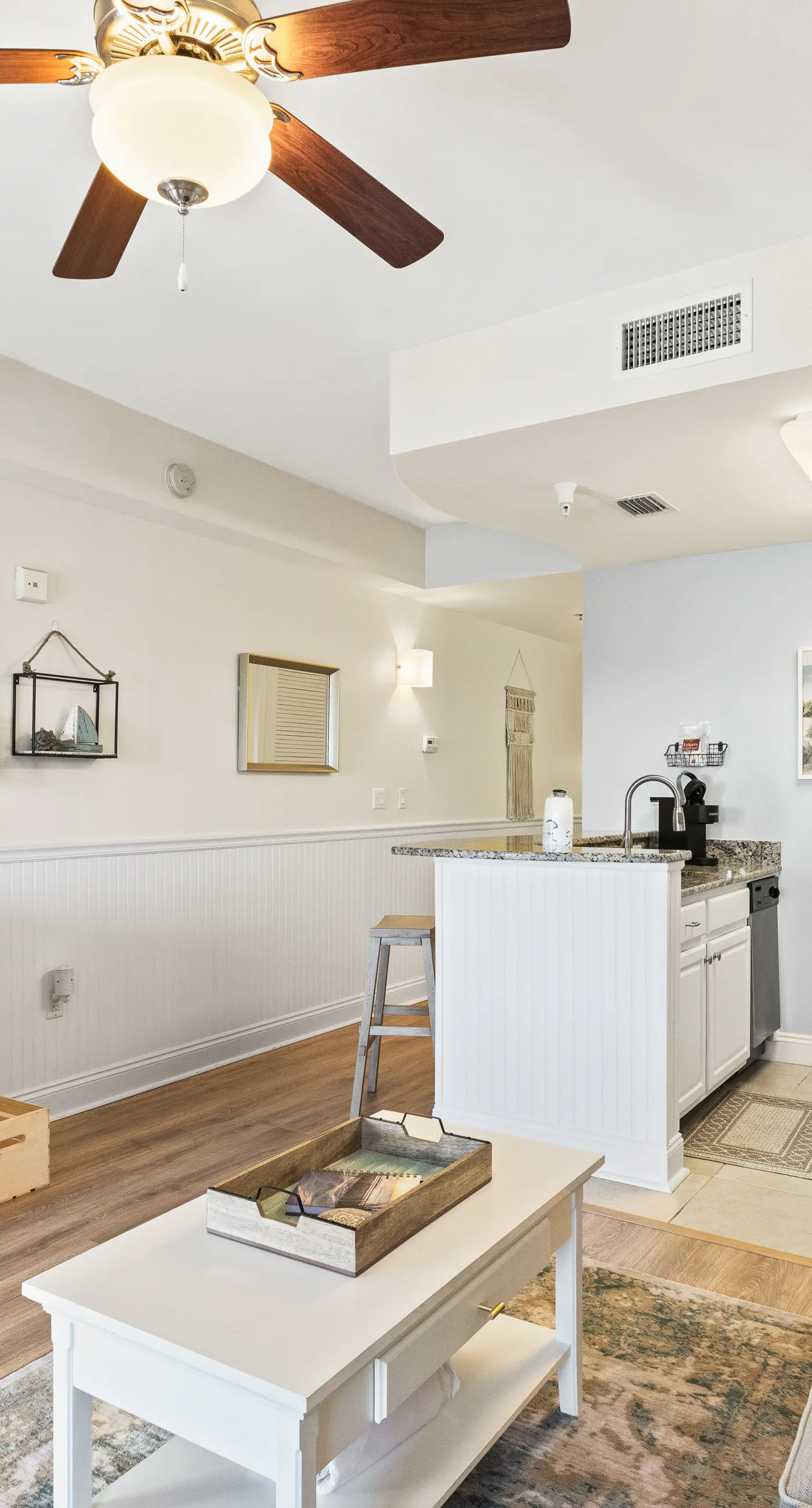 Newly renovated fourth-floor studio w/spectacular views, shared hot tub, & pool